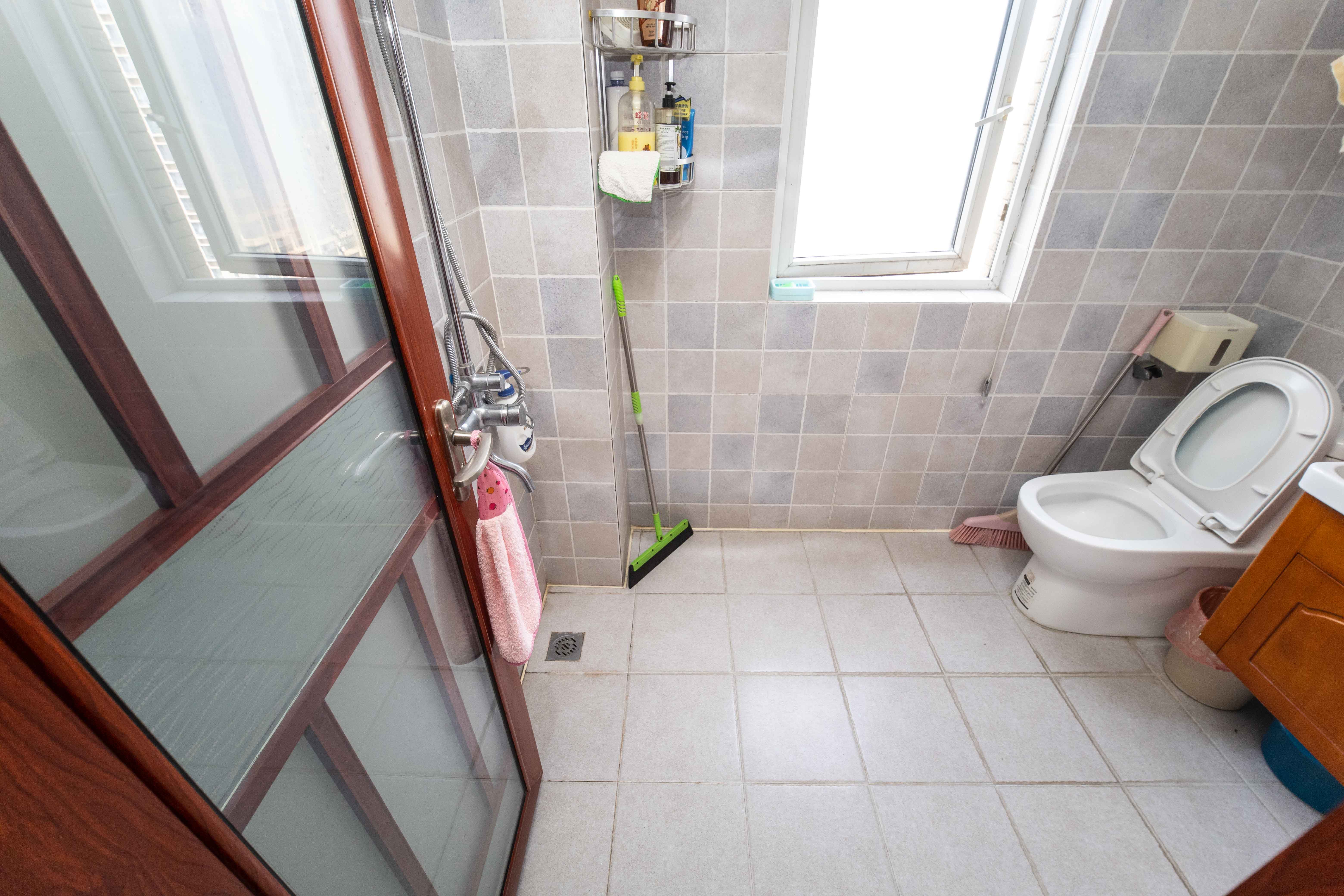 泊爱蓝湾  4室2厅2卫    135.0万 泊爱蓝湾  4室2厅2卫    135.0万卫生间