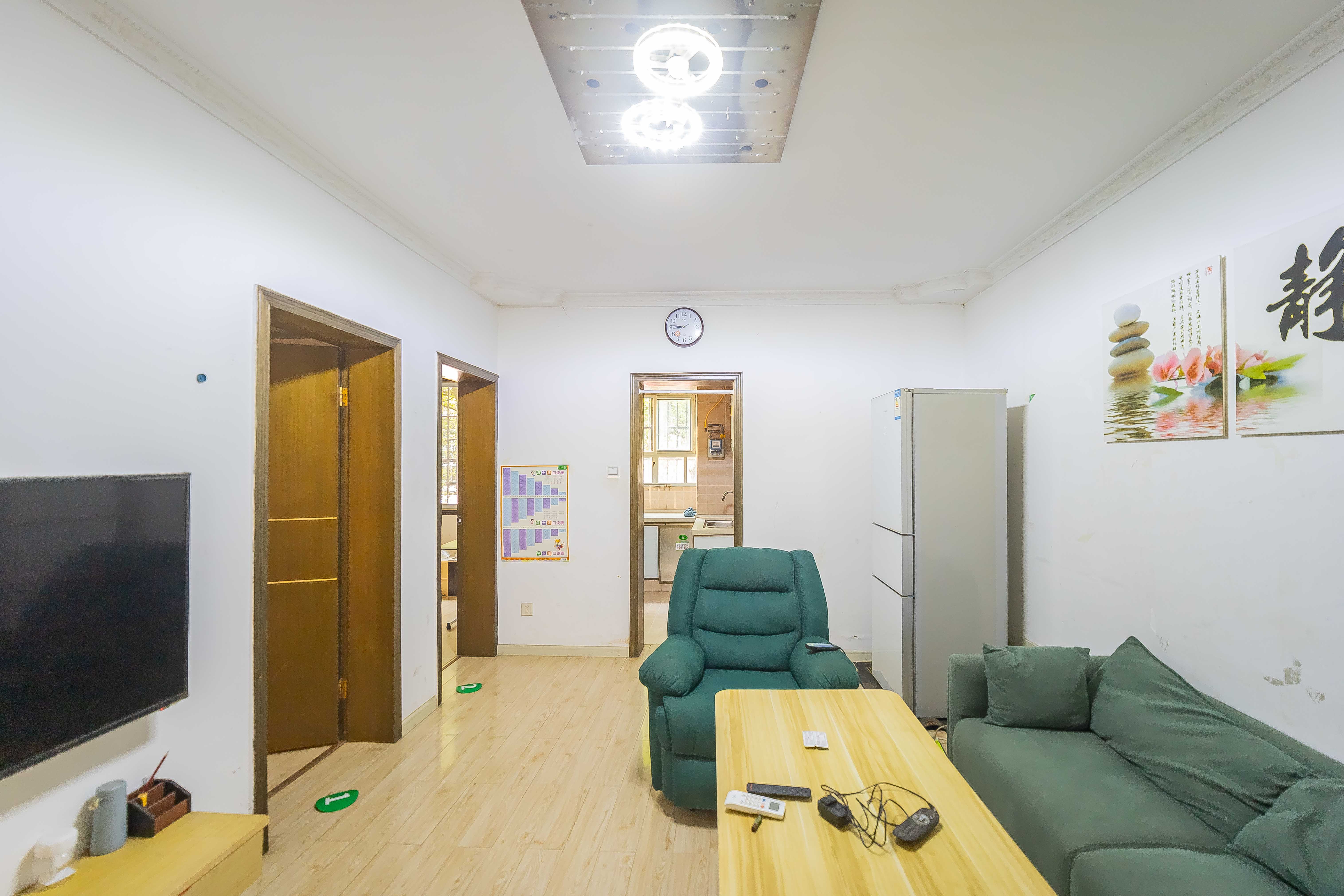 向东南社区  2室1厅1卫   36.00万客厅
