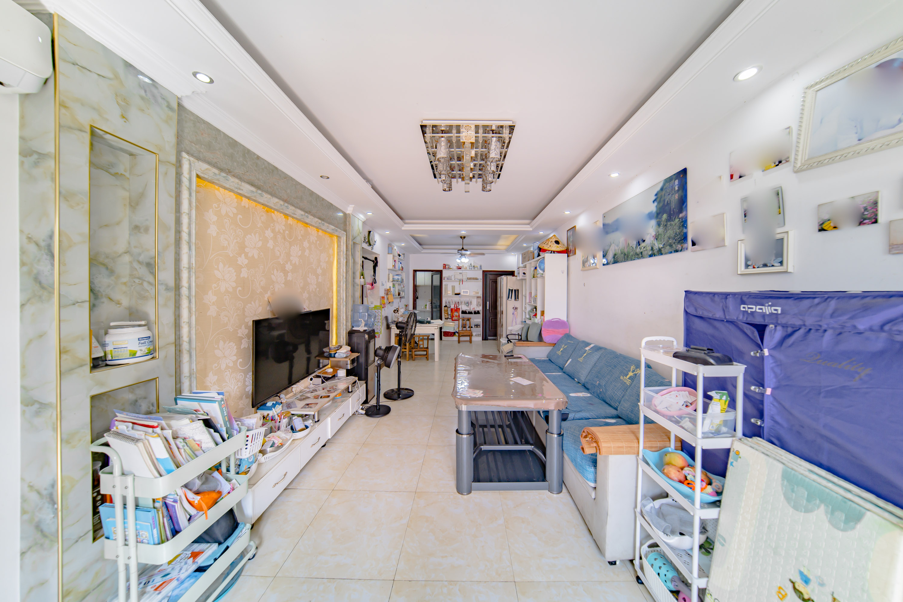 洋湖18克拉（旷远洋湖18克拉）  3室2厅1卫    90.0万客厅