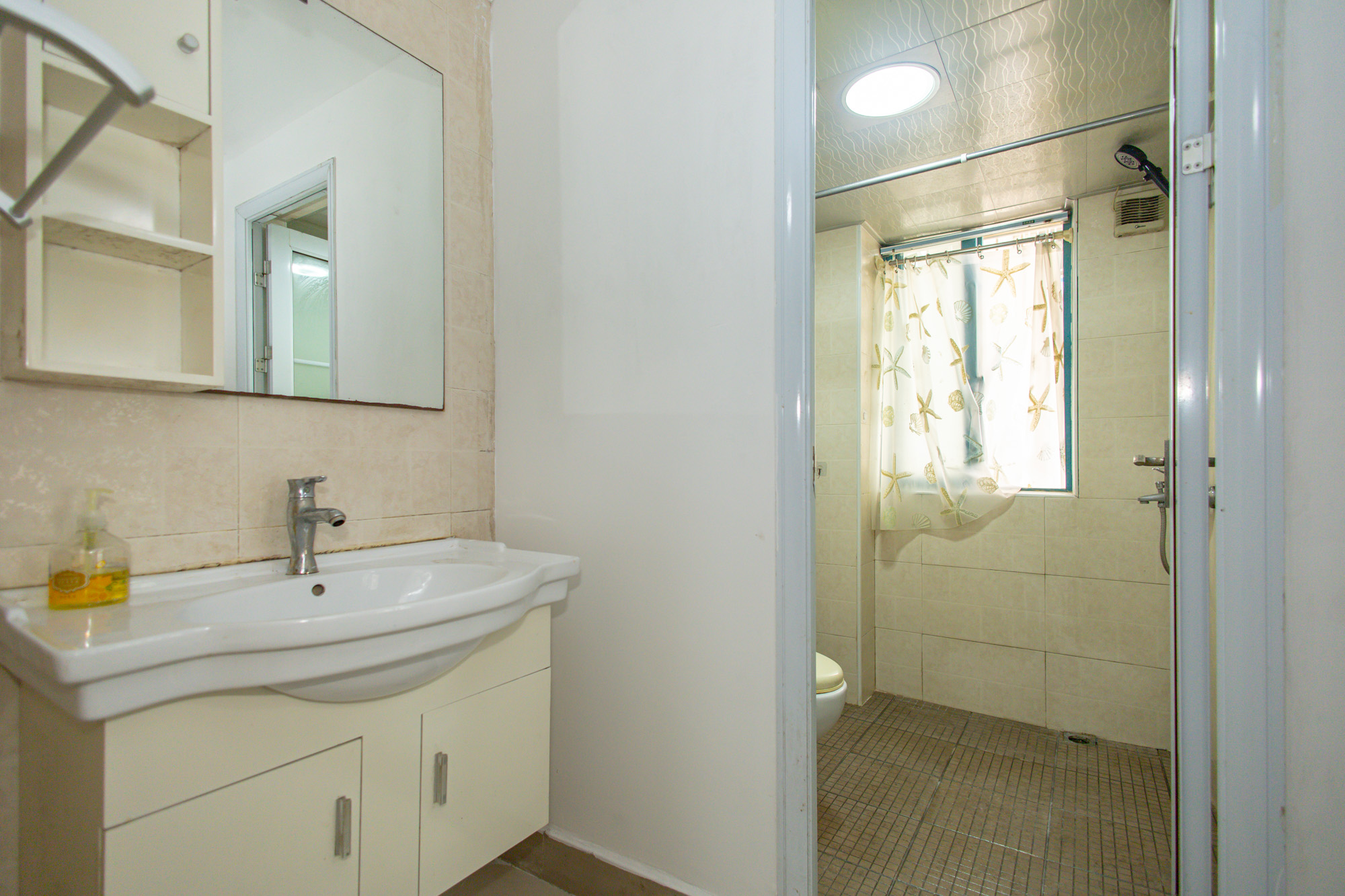 蝴蝶谷 2室1厅1卫 30.8万 蝴蝶谷 2室1厅1卫 30.8万卫生间