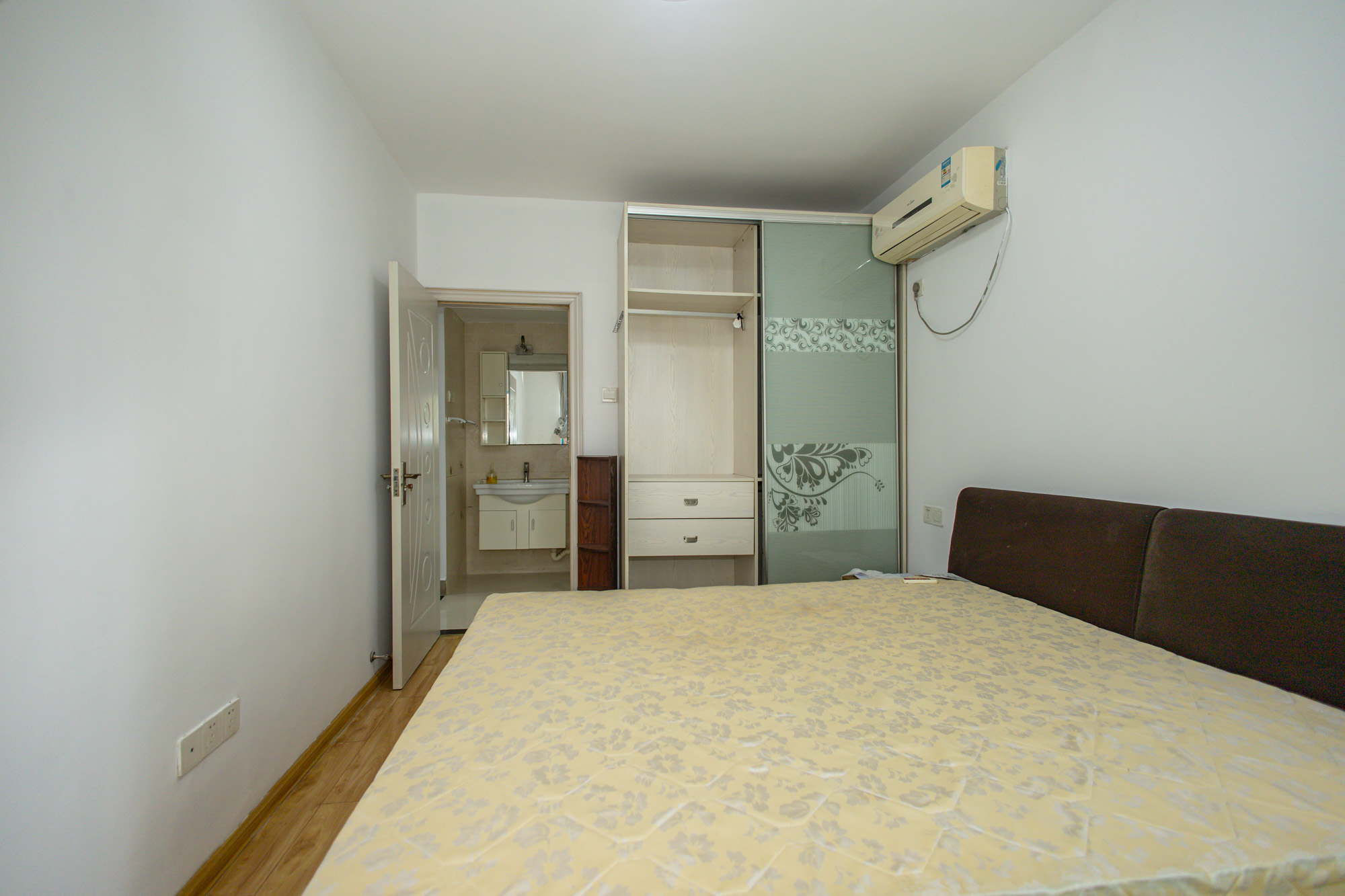 蝴蝶谷 2室1厅1卫 30.8万 蝴蝶谷 2室1厅1卫 30.8万卧室