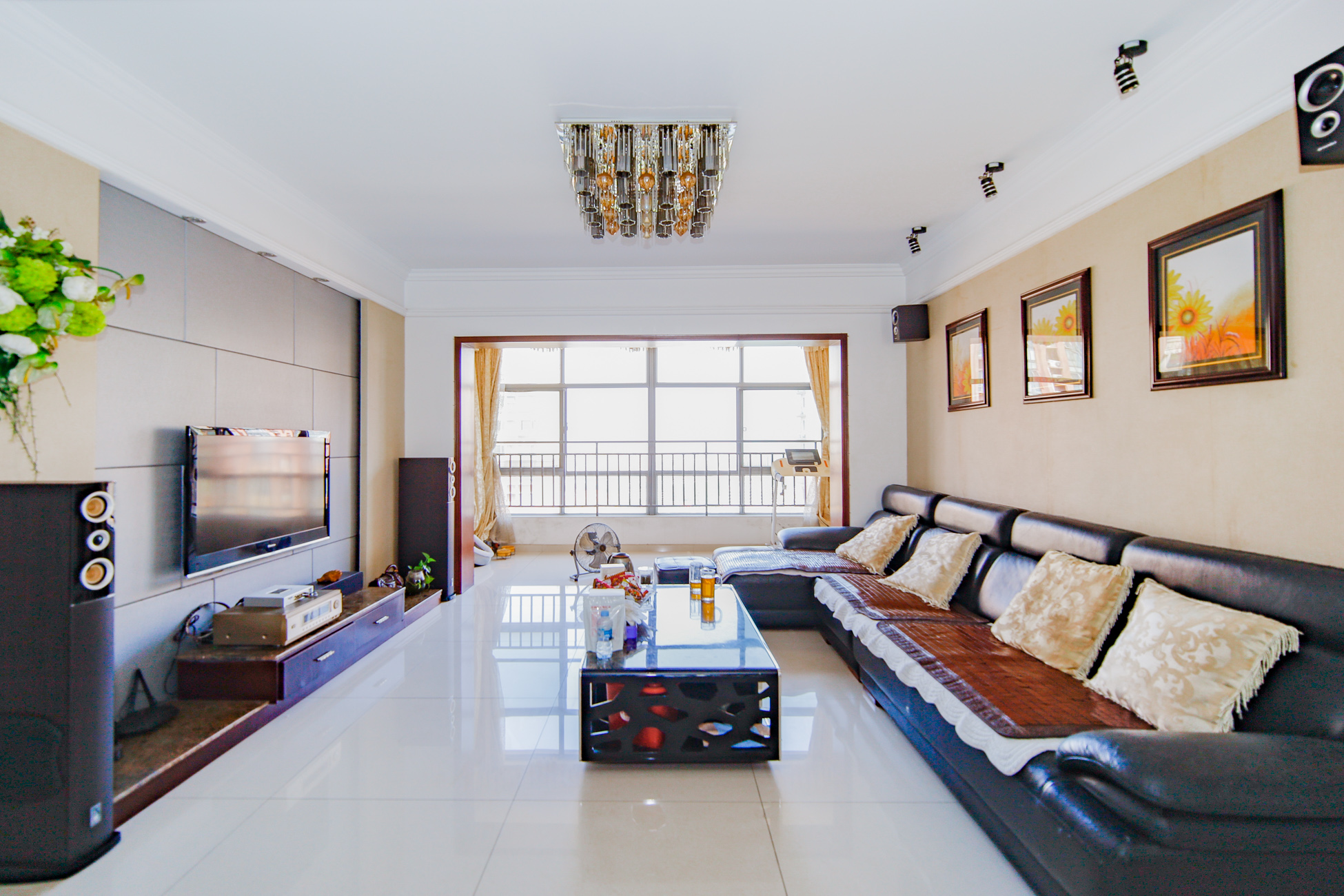 上海城小区 4室2厅2卫 120.0万 上海城小区 4室2厅2卫 120.0万客厅