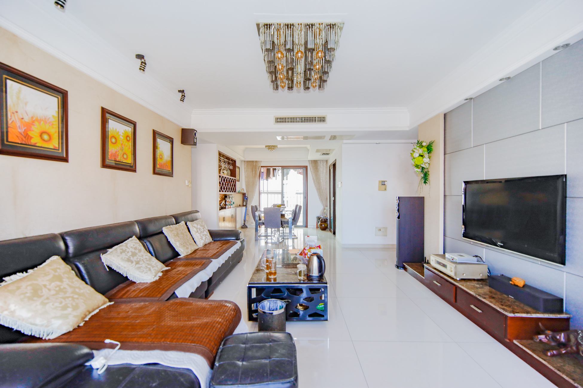 上海城小区 4室2厅2卫 120.0万 上海城小区 4室2厅2卫 120.0万客厅