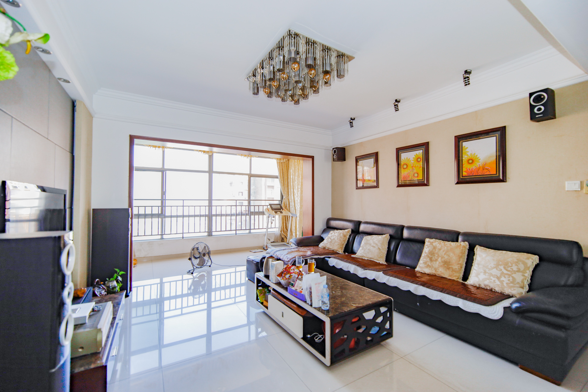 上海城小区 4室2厅2卫 120.0万 上海城小区 4室2厅2卫 120.0万客厅