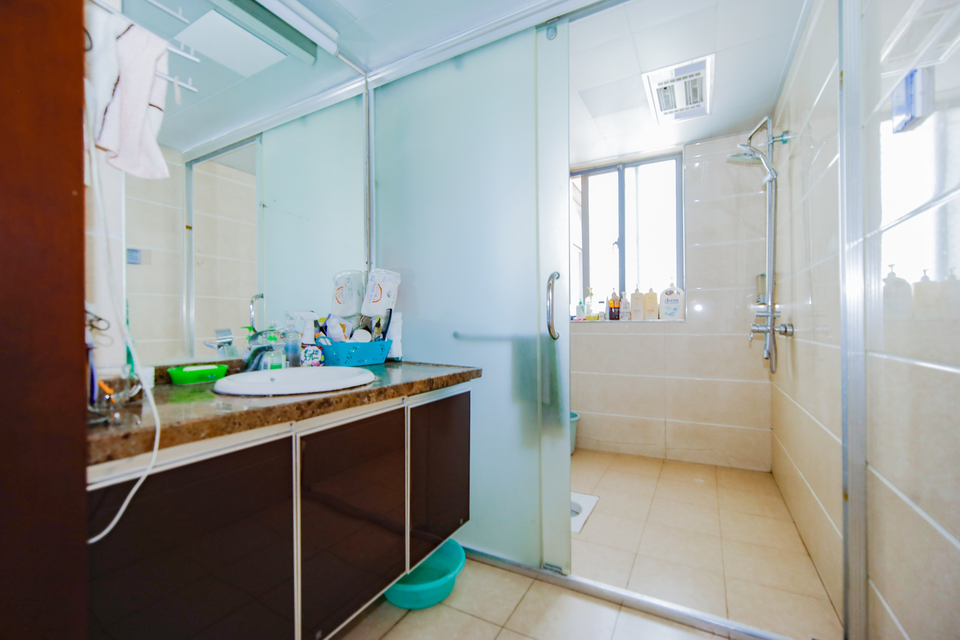 上海城小区 4室2厅2卫 120.0万 上海城小区 4室2厅2卫 120.0万卫生间