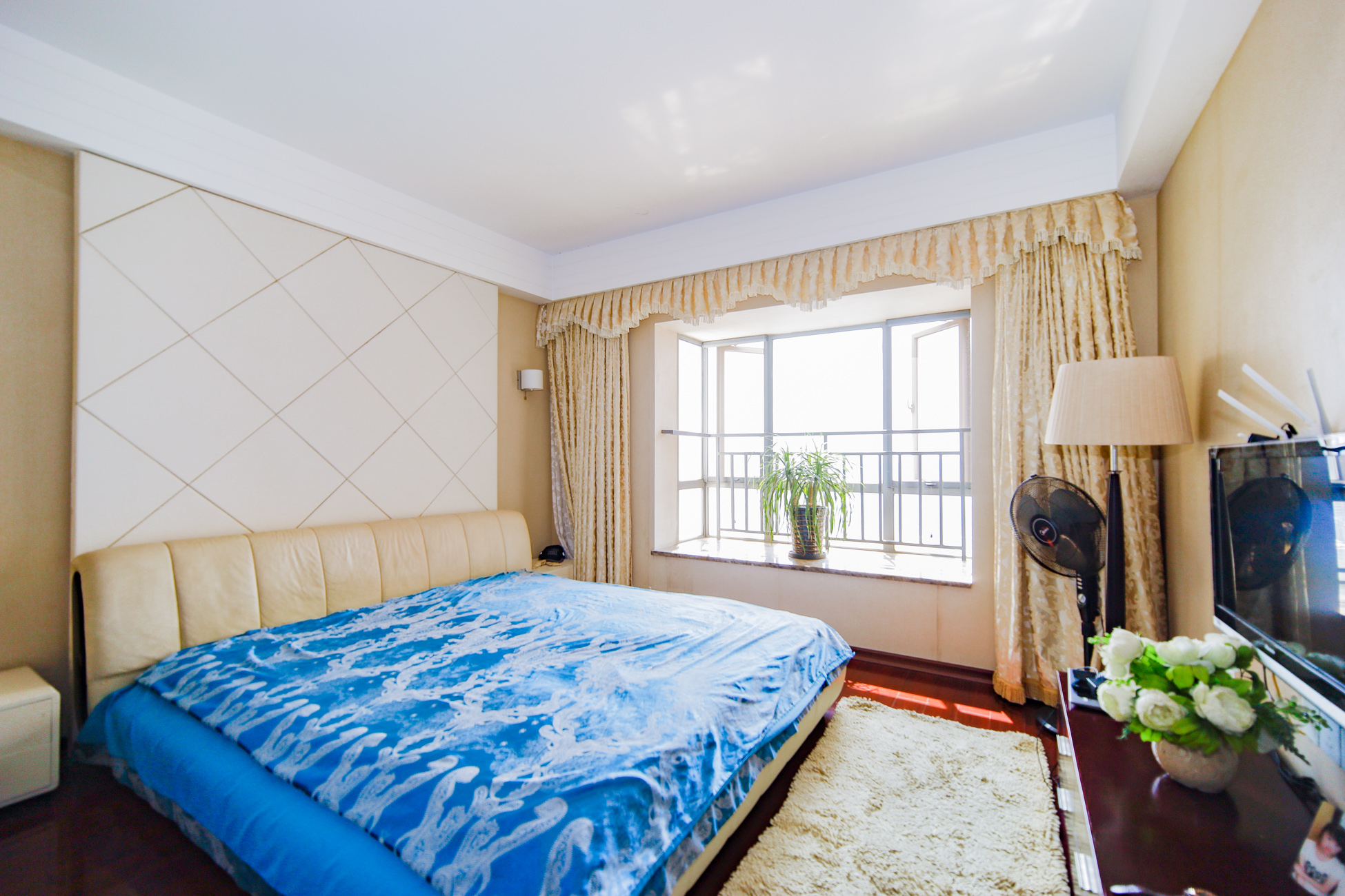 上海城小区 4室2厅2卫 120.0万 上海城小区 4室2厅2卫 120.0万卧室