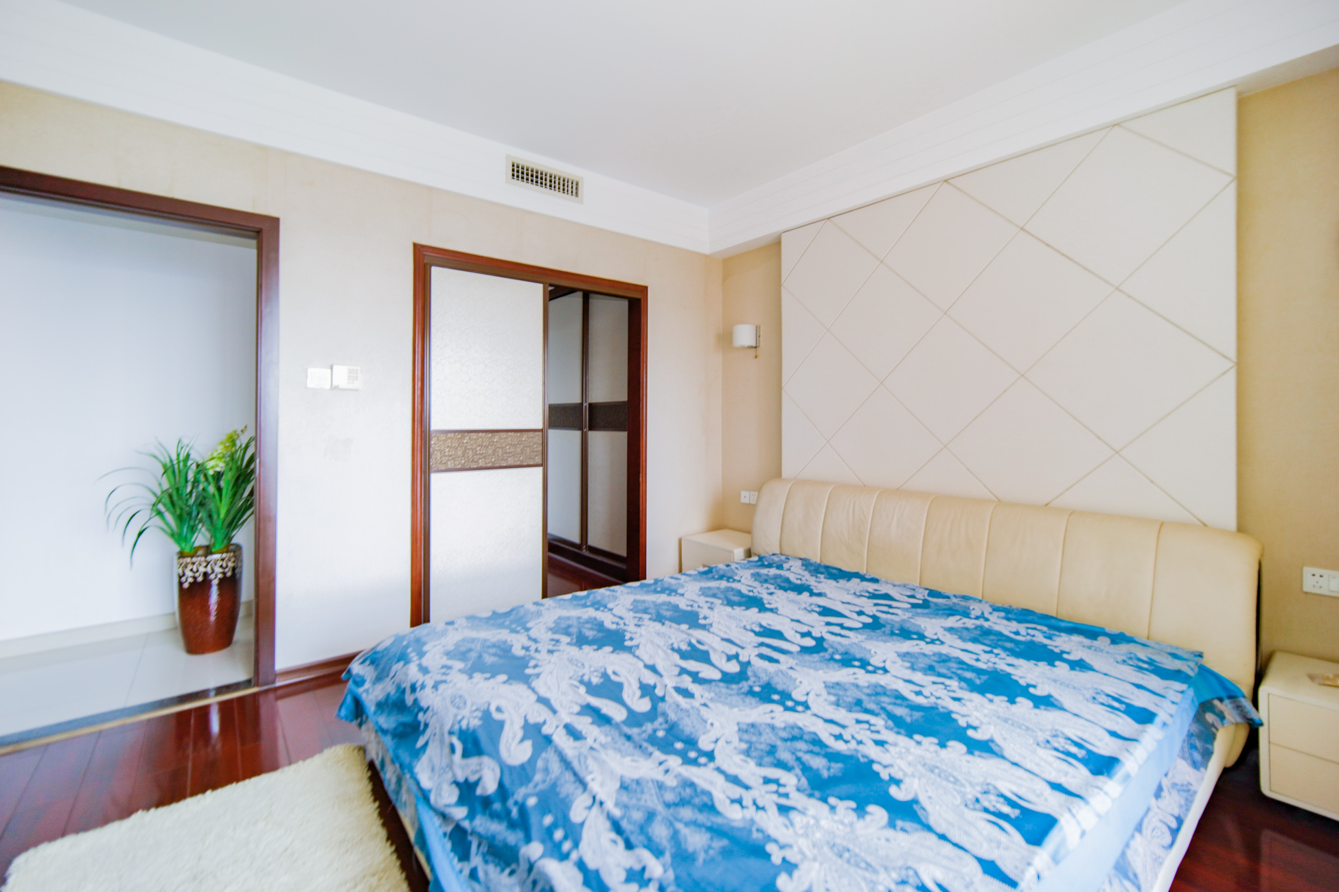 上海城小区 4室2厅2卫 120.0万 上海城小区 4室2厅2卫 120.0万卧室