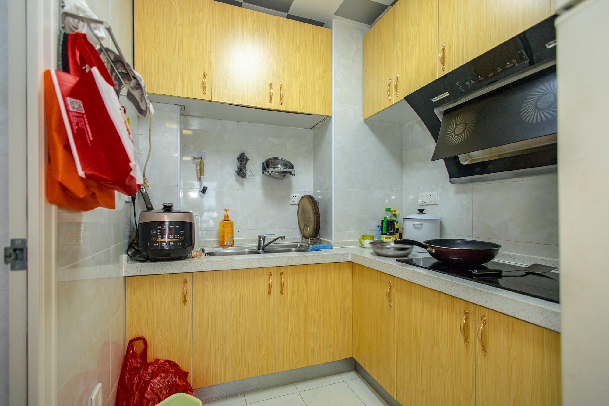 广华国际公馆(广华大厦) 2室1厅1卫 25.8万 广华国际公馆(广华大厦) 2室1厅1卫 25.8万厨房