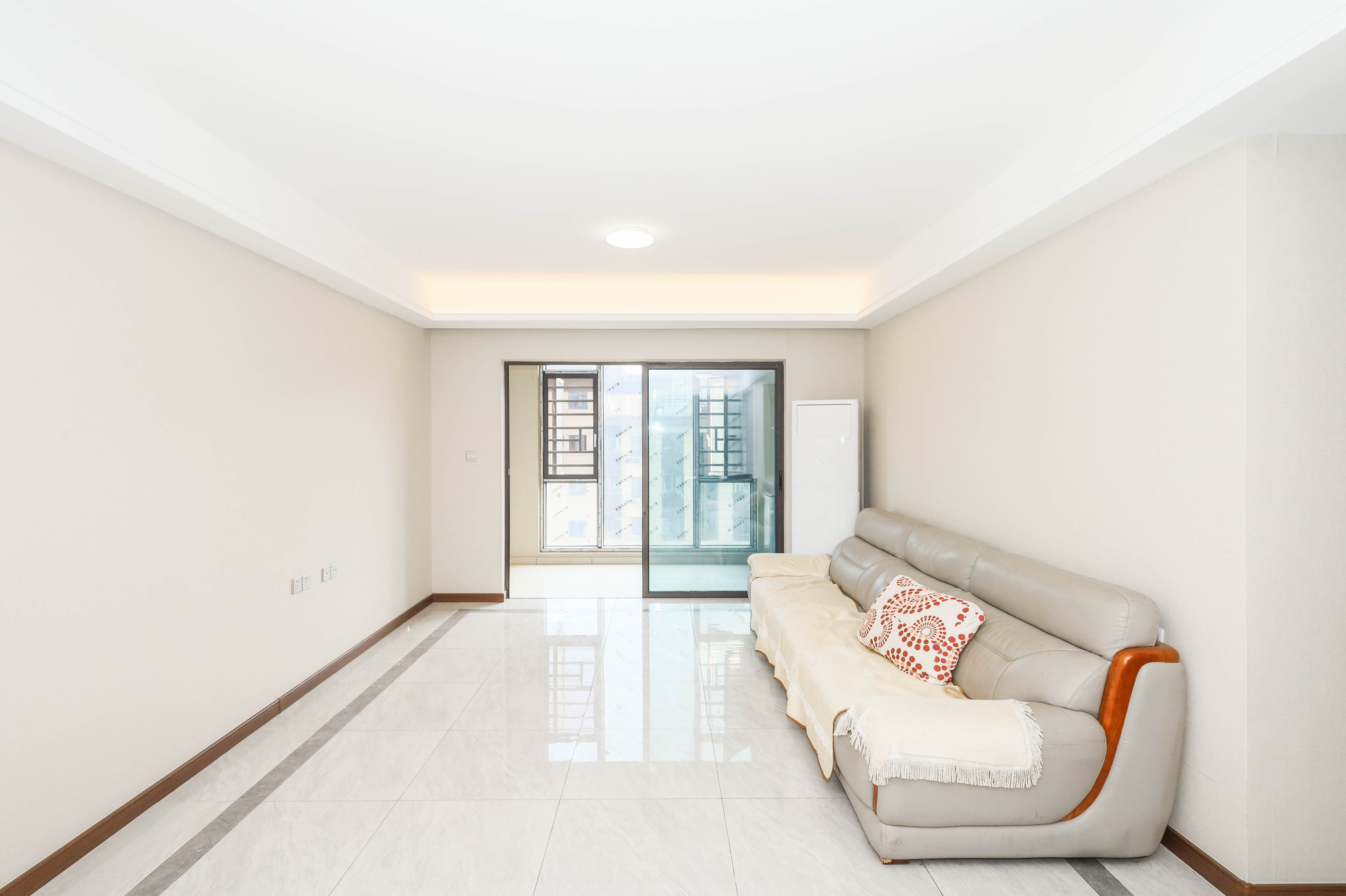 中梁云麓传奇 3室2厅2卫 103.0万 中梁云麓传奇 3室2厅2卫 103.0万客厅