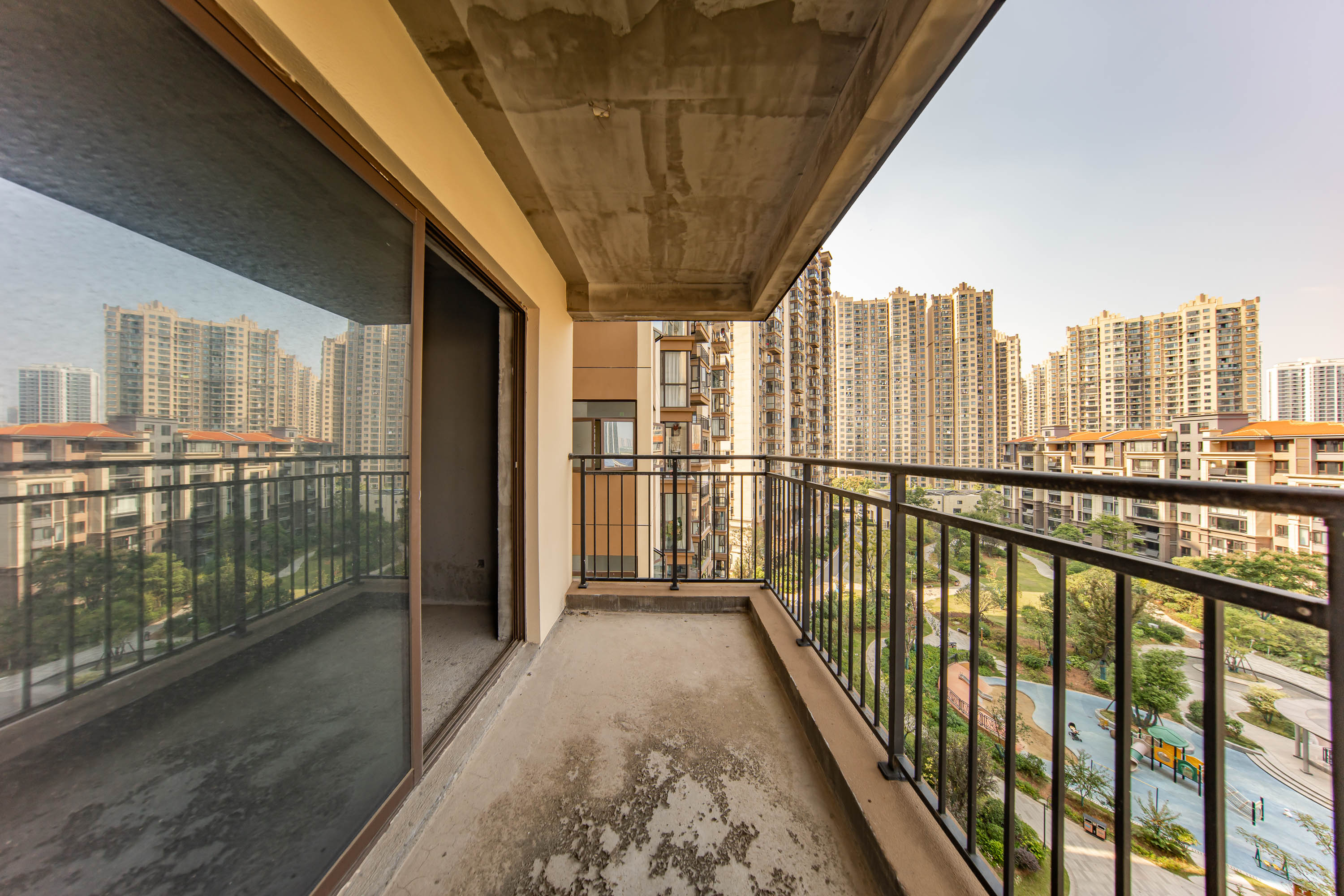 江山帝景雅典  3室2厅2卫   125.00万阳台