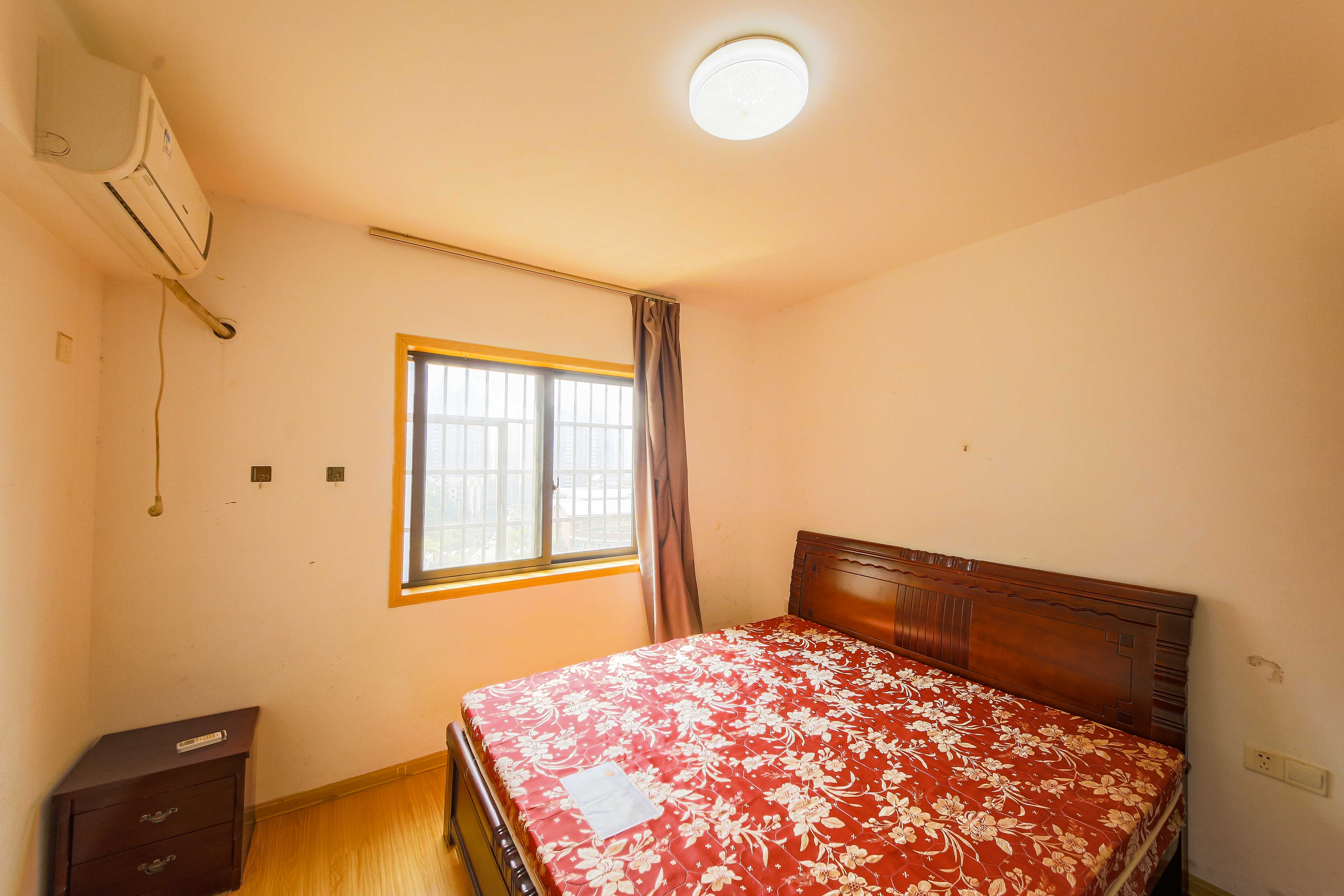 上峰苑(兰亭玥岛) 2室2厅1卫 74.0万 上峰苑(兰亭玥岛) 2室2厅1卫 74.0万卧室