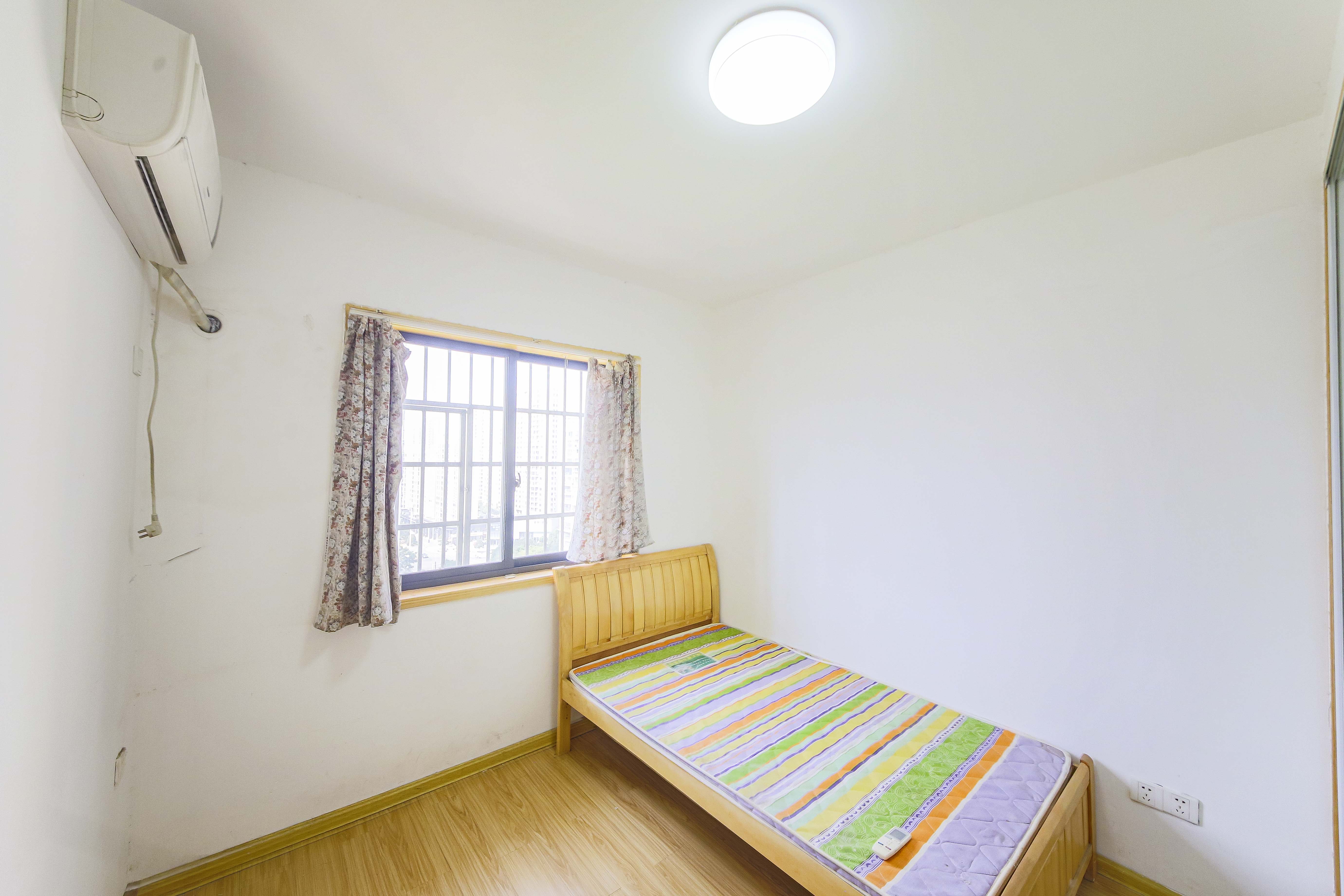 上峰苑(兰亭玥岛) 2室2厅1卫 74.0万 上峰苑(兰亭玥岛) 2室2厅1卫 74.0万卧室