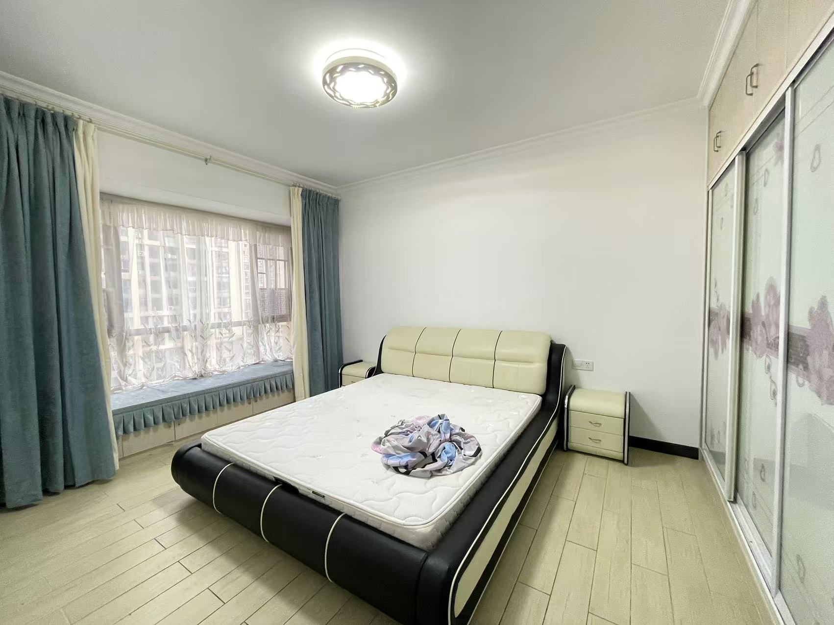 奥园广场  4室2厅2卫    90.0万 奥园广场  4室2厅2卫    90.0万室内图