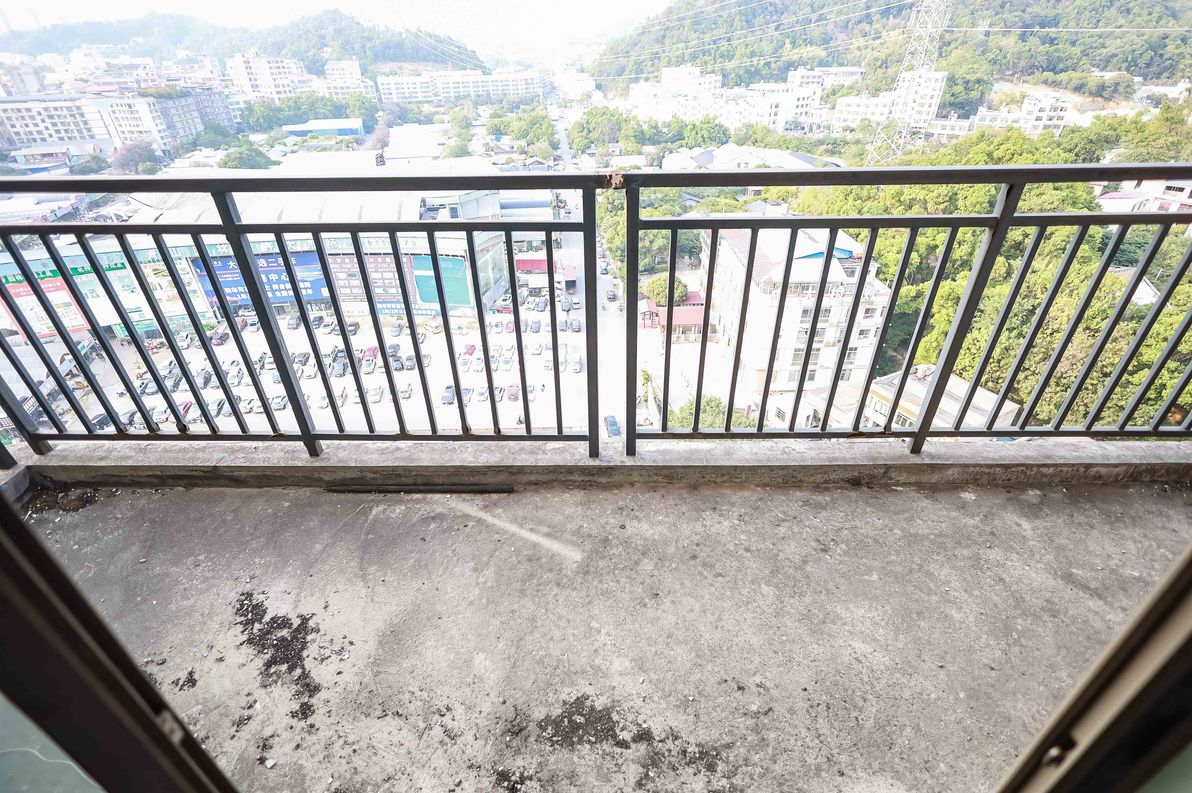 阳光晶城  3室2厅2卫   110.00万阳台