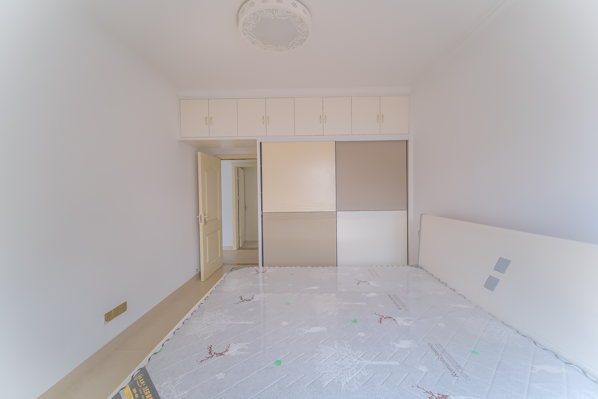 盛地尊域 3室2厅1卫 63.8万 盛地尊域 3室2厅1卫 63.8万卧室