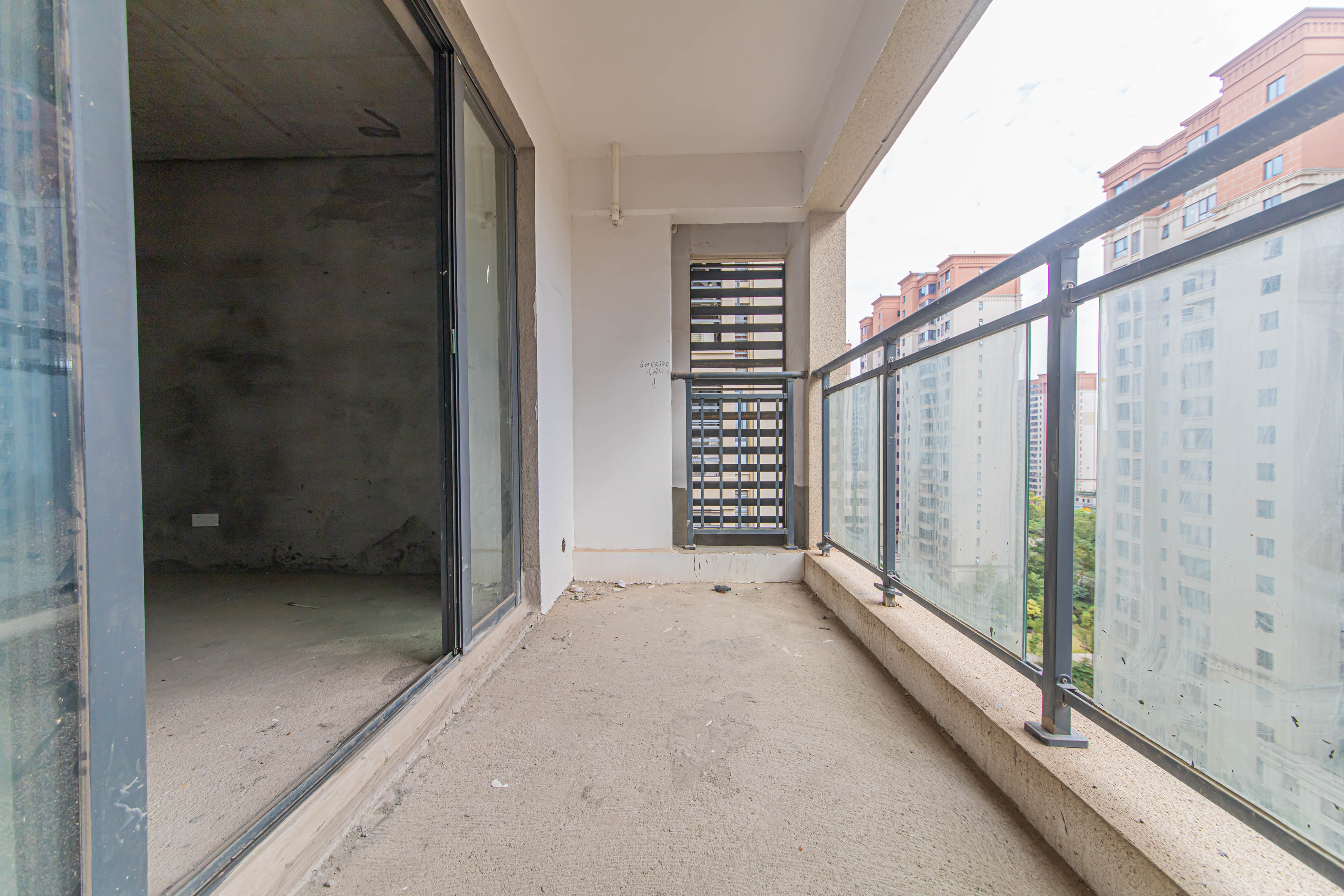 五矿万境蓝山 3室2厅2卫 118.0万 五矿万境蓝山 3室2厅2卫 118.0万阳台