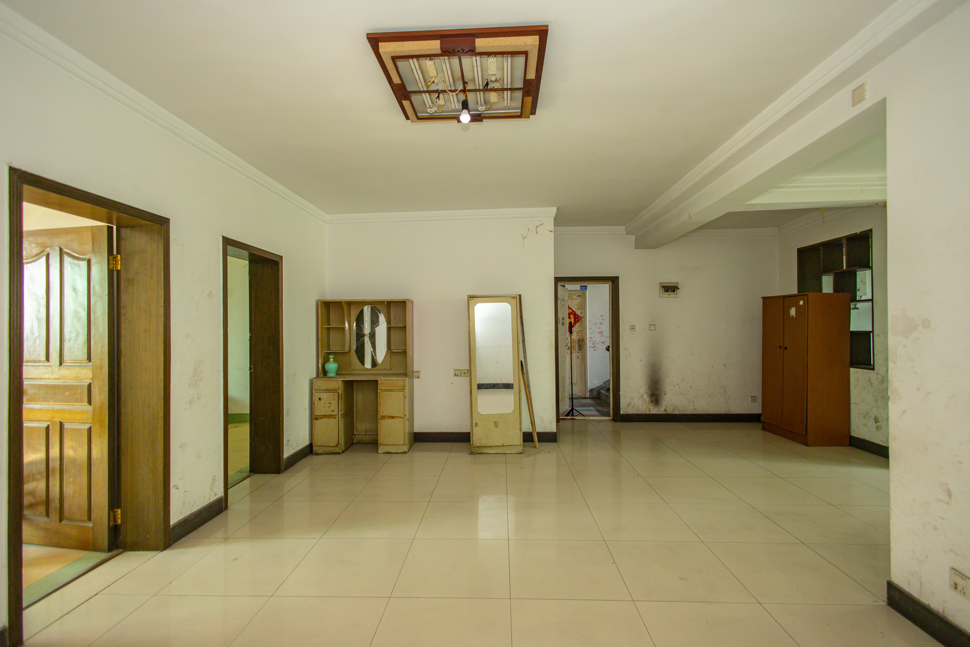 中南汽车世界  3室2厅1卫    34.75万 中南汽车世界  3室2厅1卫    34.75万客厅