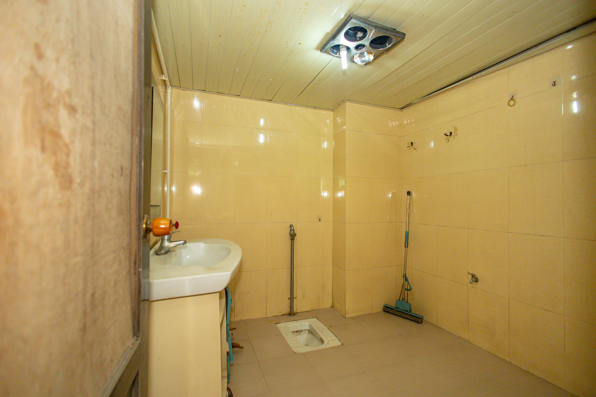 中南汽车世界  3室2厅1卫    34.75万 中南汽车世界  3室2厅1卫    34.75万卫生间