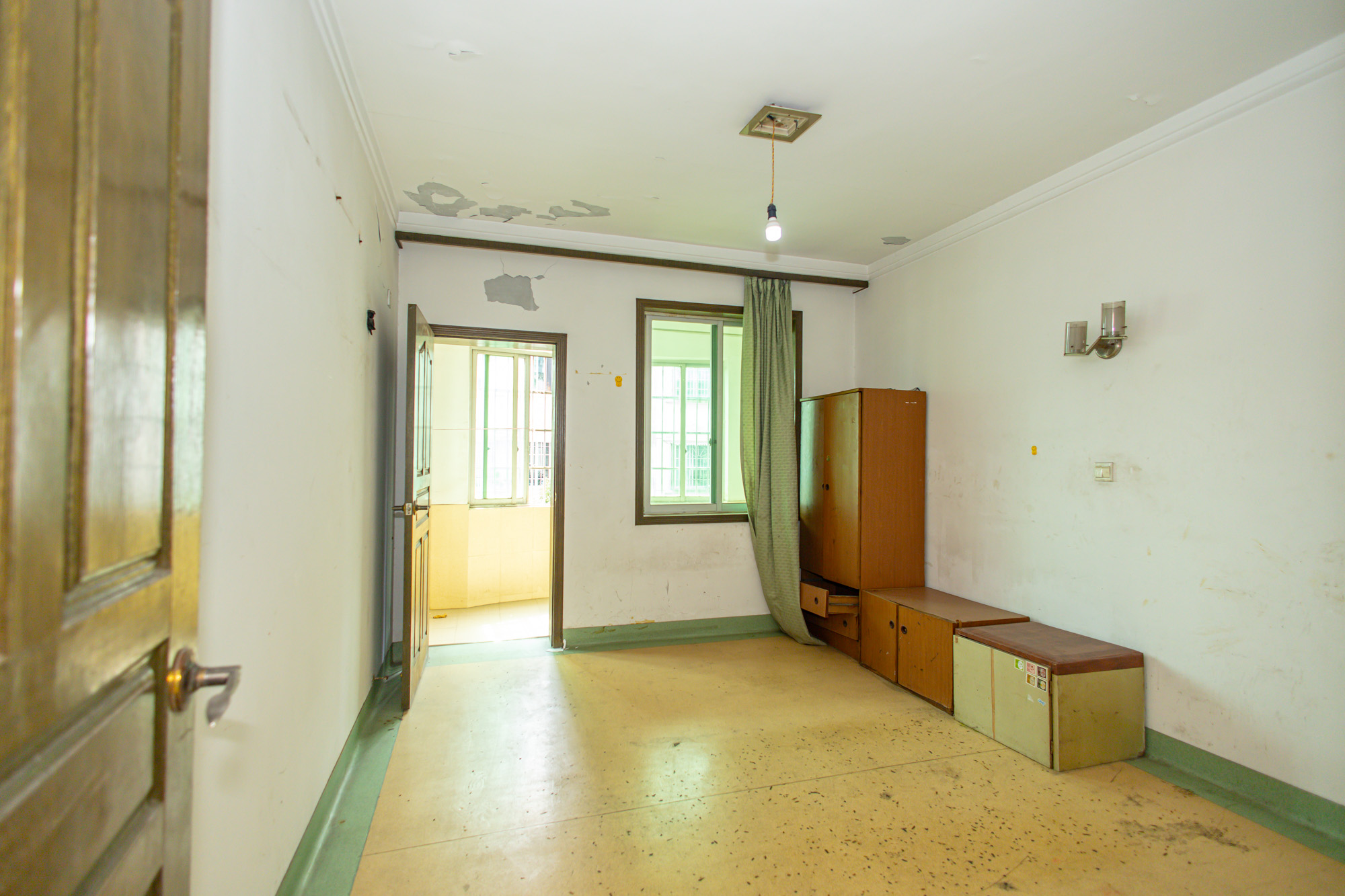 中南汽车世界  3室2厅1卫    34.75万 中南汽车世界  3室2厅1卫    34.75万卧室