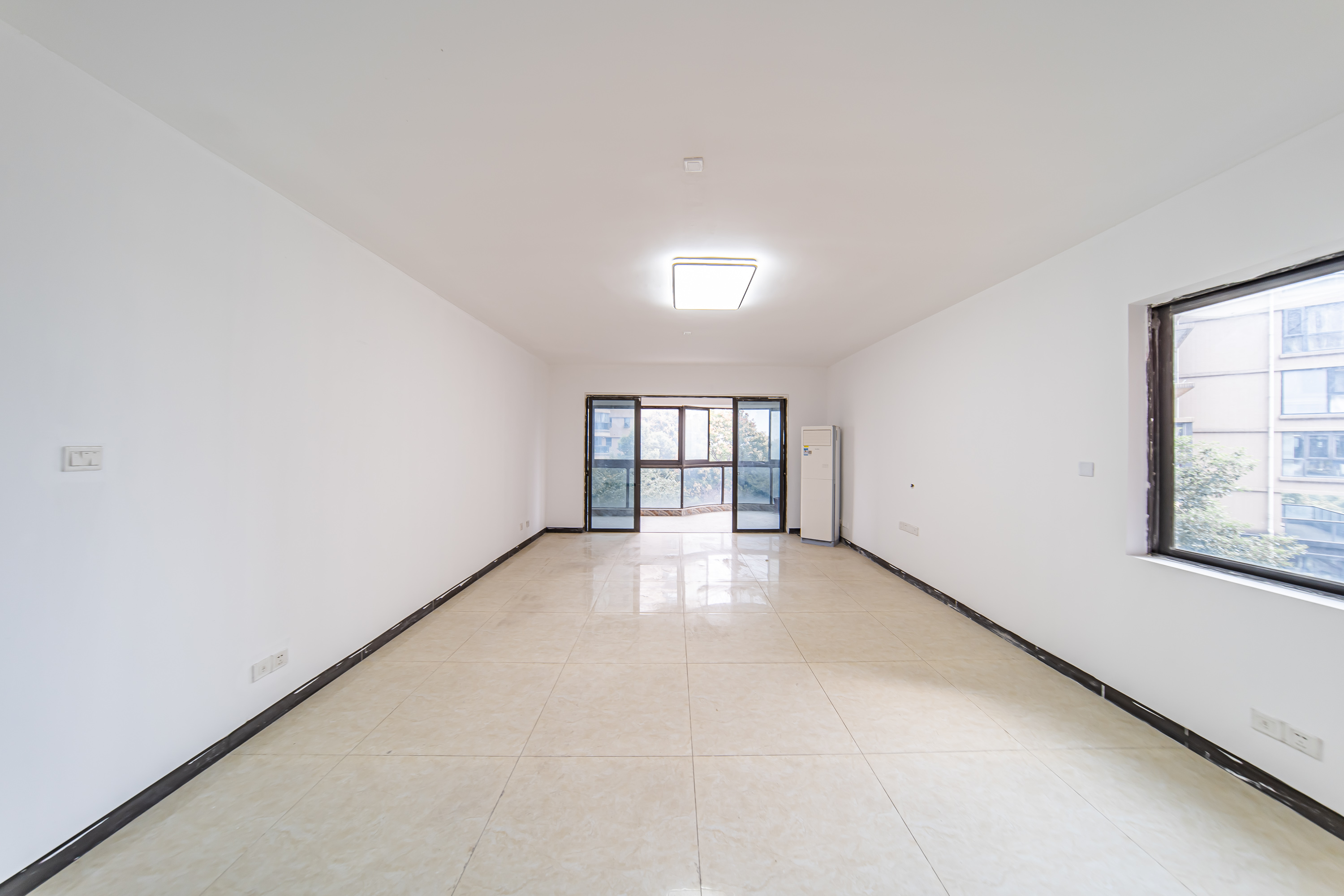 曙光泊岸  4室2厅2卫    258.0万 曙光泊岸  4室2厅2卫    258.0万客厅