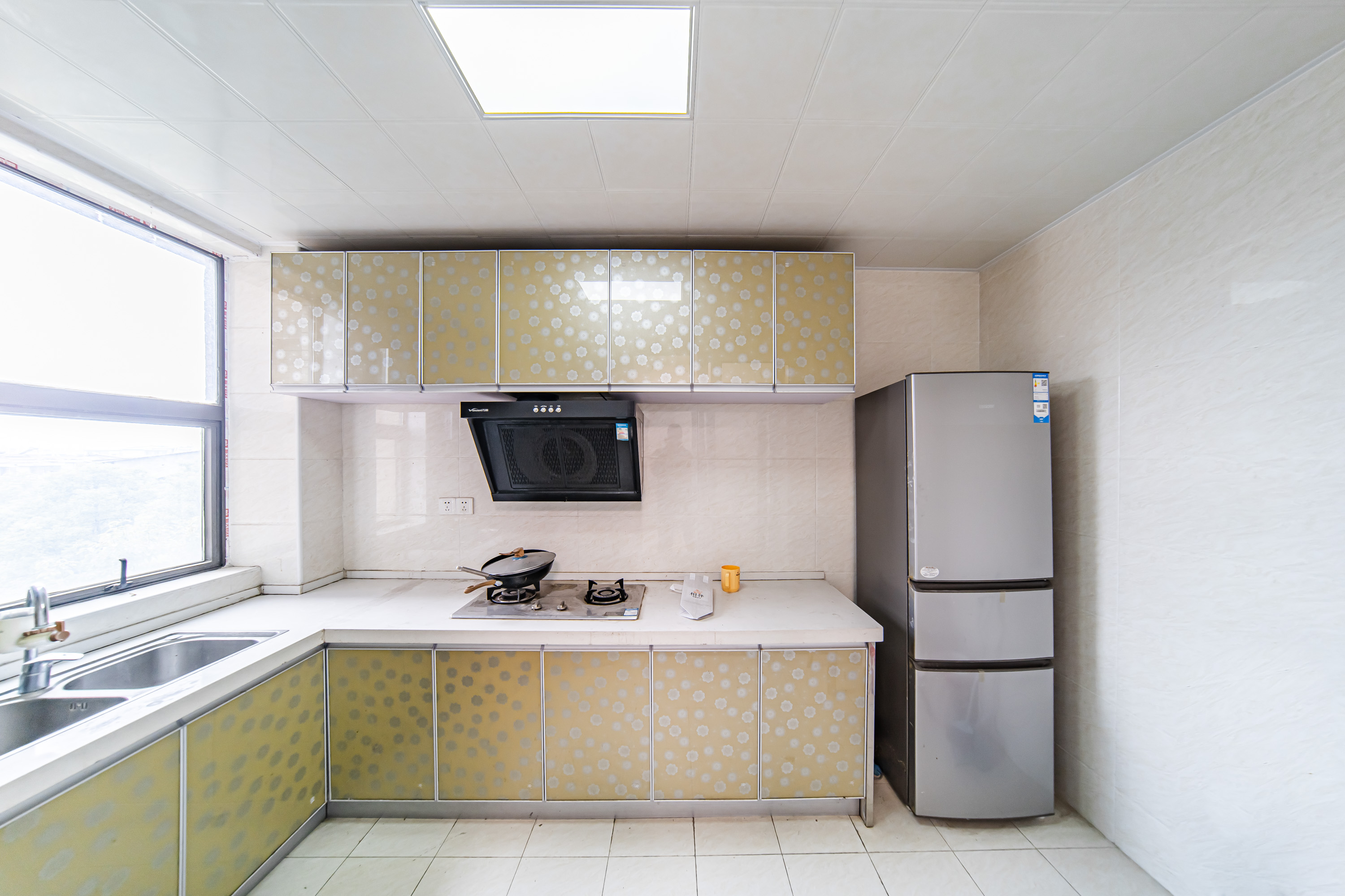 曙光泊岸  4室2厅2卫    258.0万 曙光泊岸  4室2厅2卫    258.0万厨房