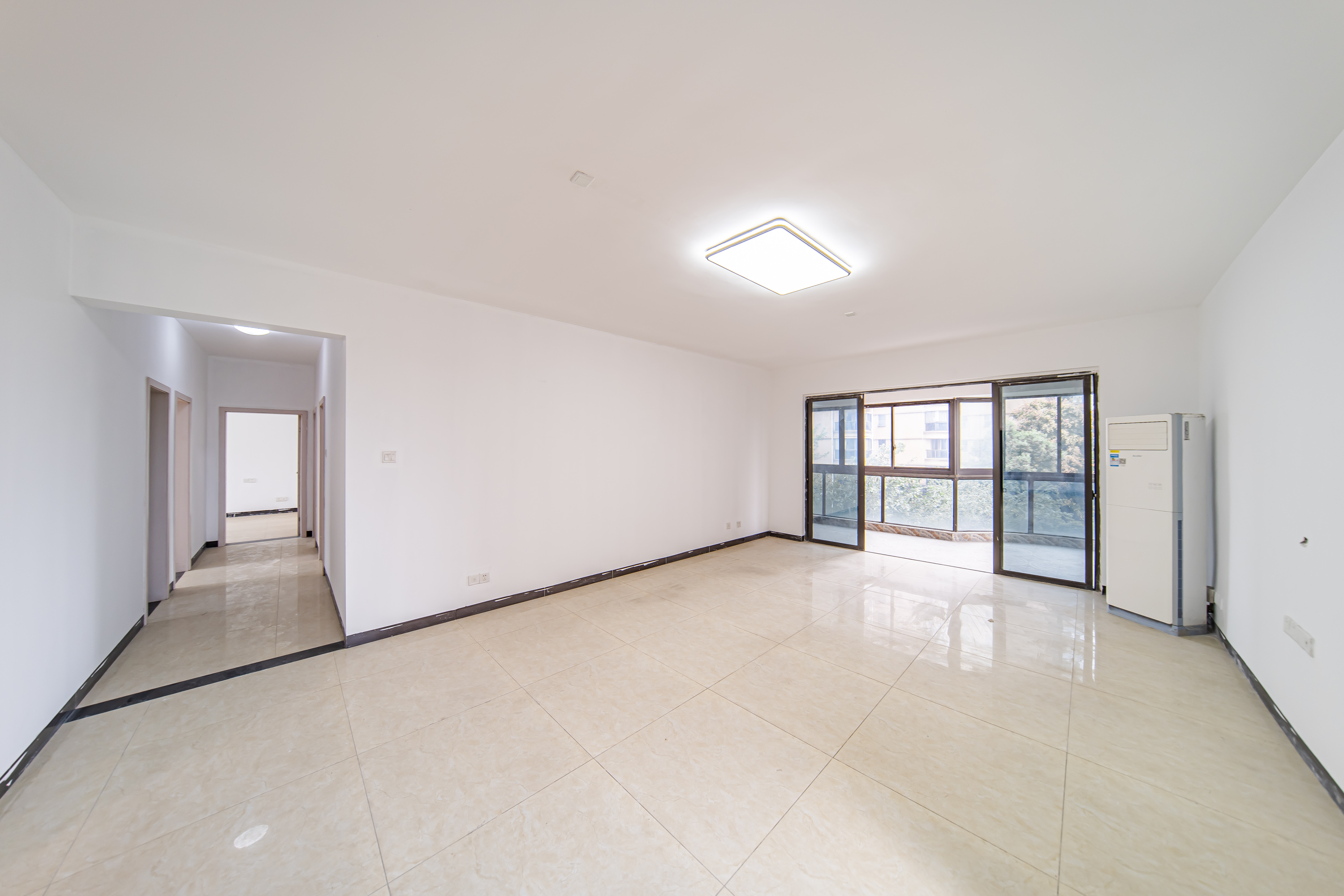 曙光泊岸  4室2厅2卫    258.0万 曙光泊岸  4室2厅2卫    258.0万客厅