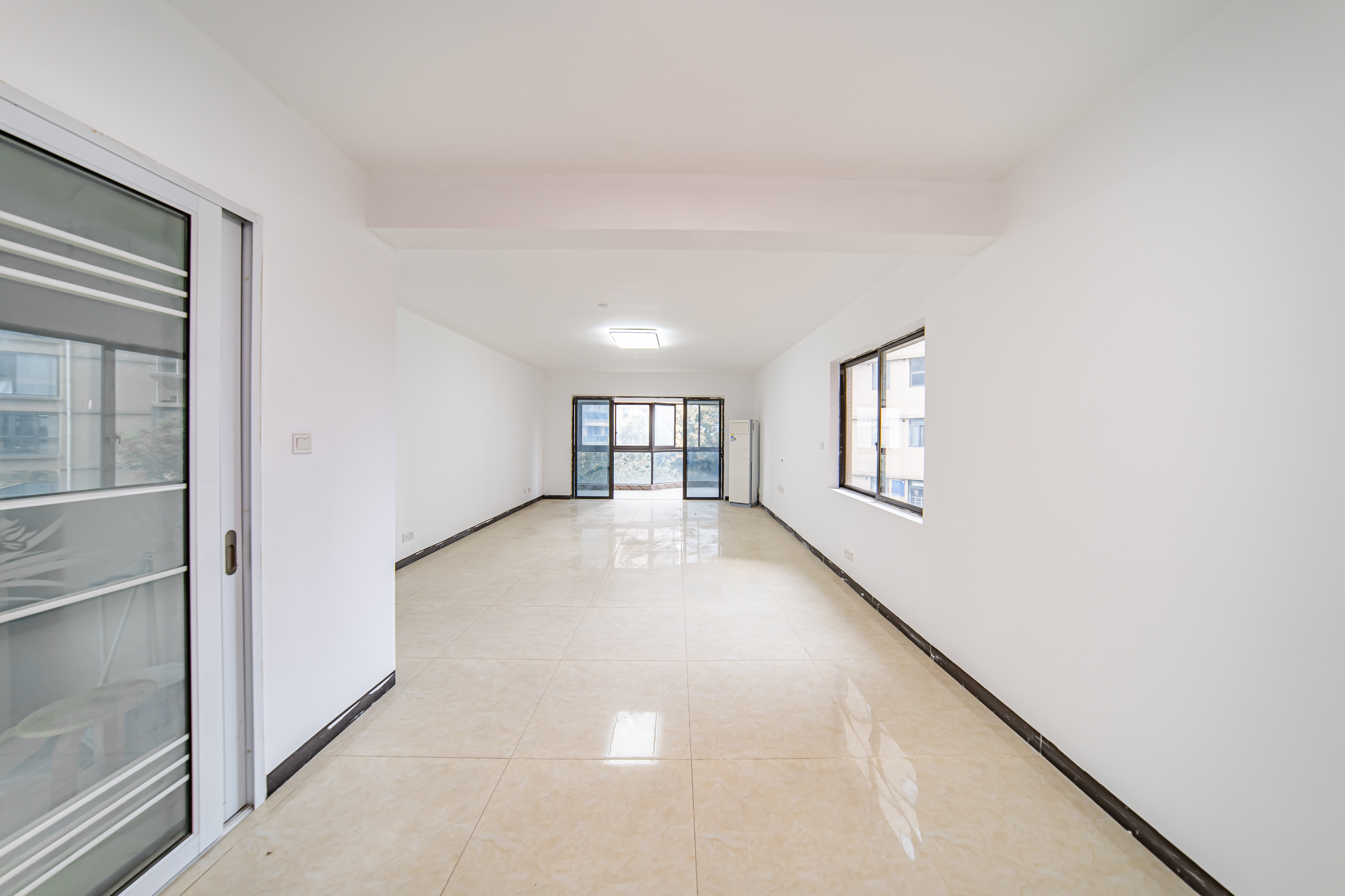 曙光泊岸  4室2厅2卫    258.0万 曙光泊岸  4室2厅2卫    258.0万客厅