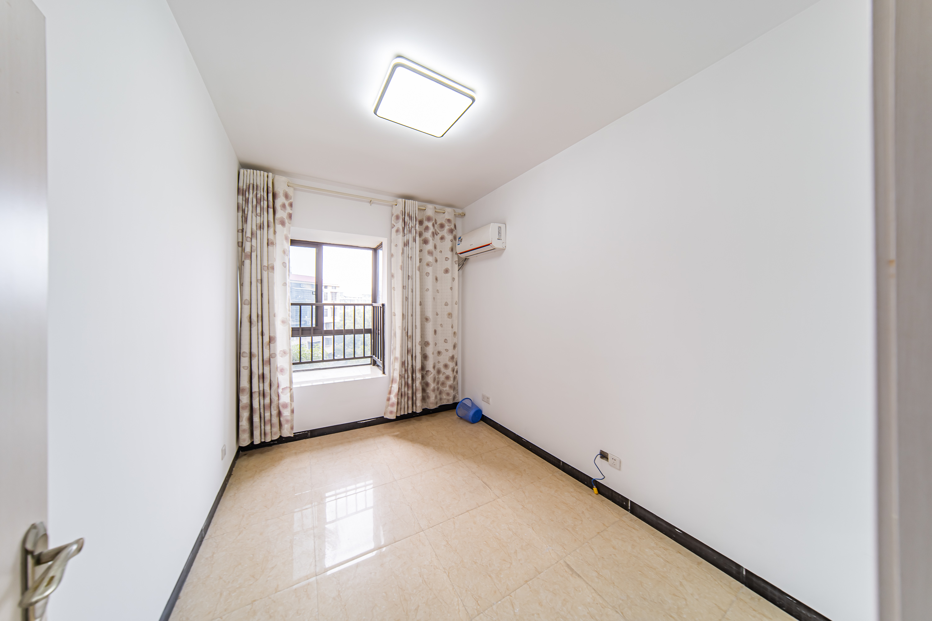 曙光泊岸  4室2厅2卫    258.0万 曙光泊岸  4室2厅2卫    258.0万卧室