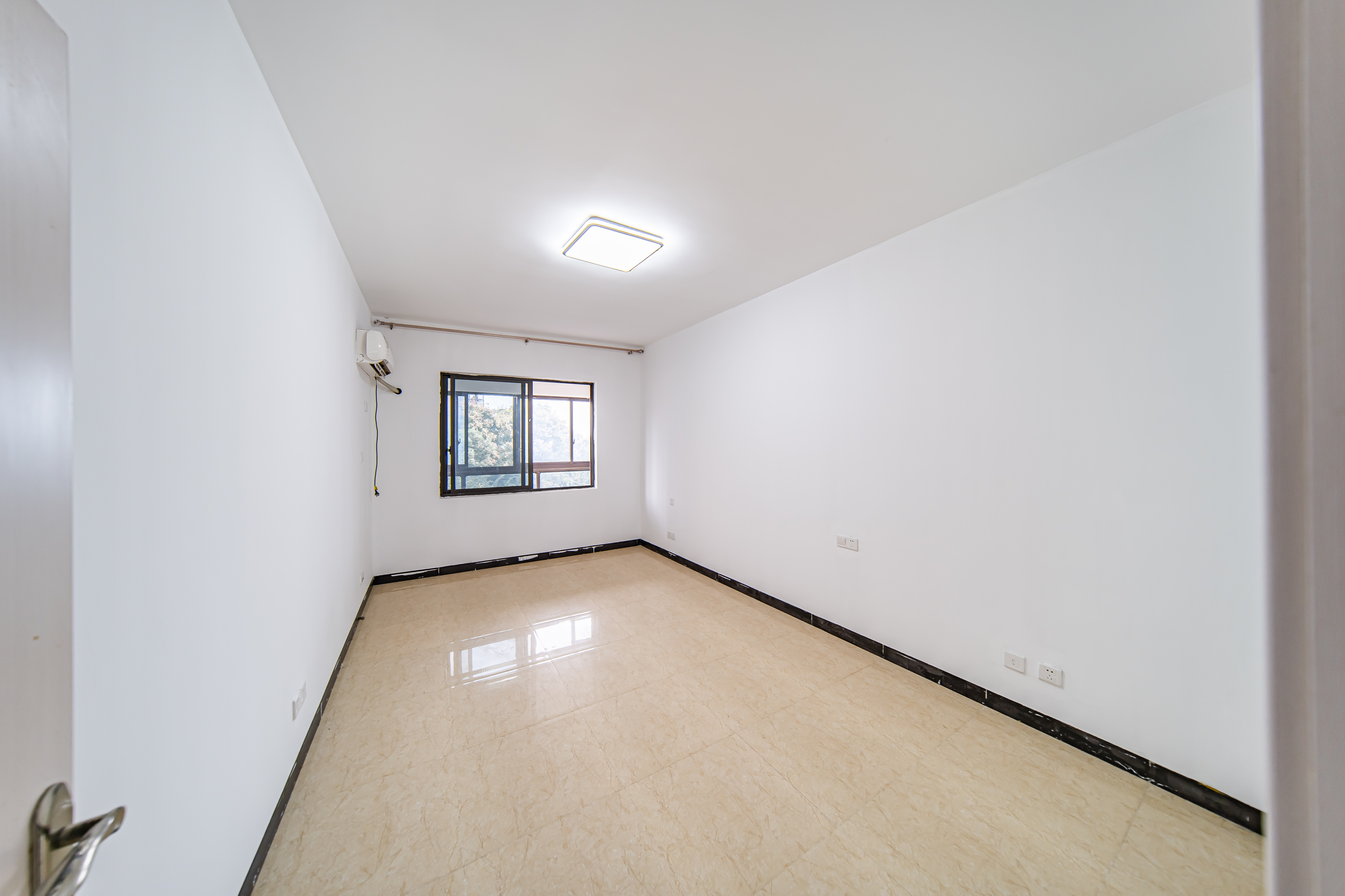 曙光泊岸  4室2厅2卫    258.0万 曙光泊岸  4室2厅2卫    258.0万卧室