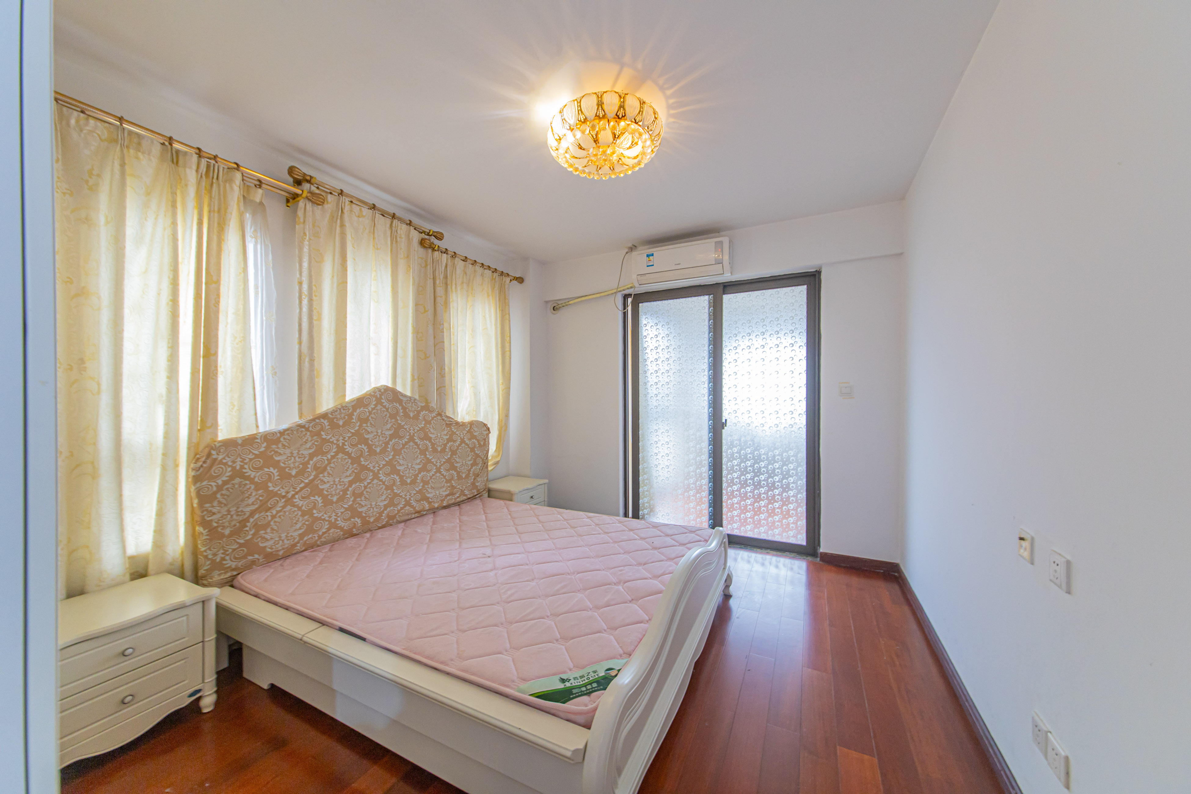 绿地公馆(绿地名邸)  2室1厅1卫    88.0万 绿地公馆(绿地名邸)  2室1厅1卫    88.0万卧室