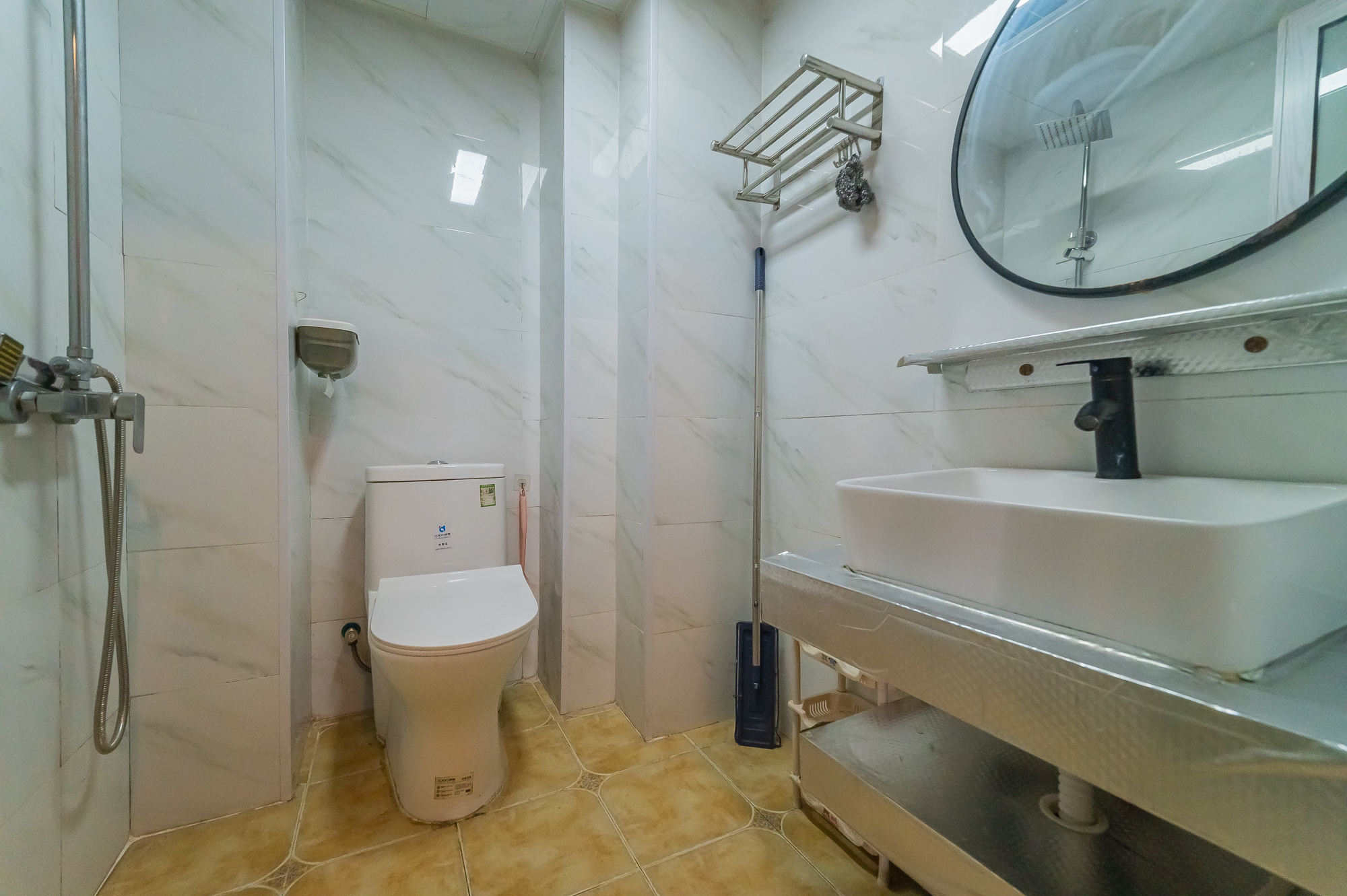 国泰九龙湾 1室1厅1卫 38.8万 国泰九龙湾 1室1厅1卫 38.8万卫生间