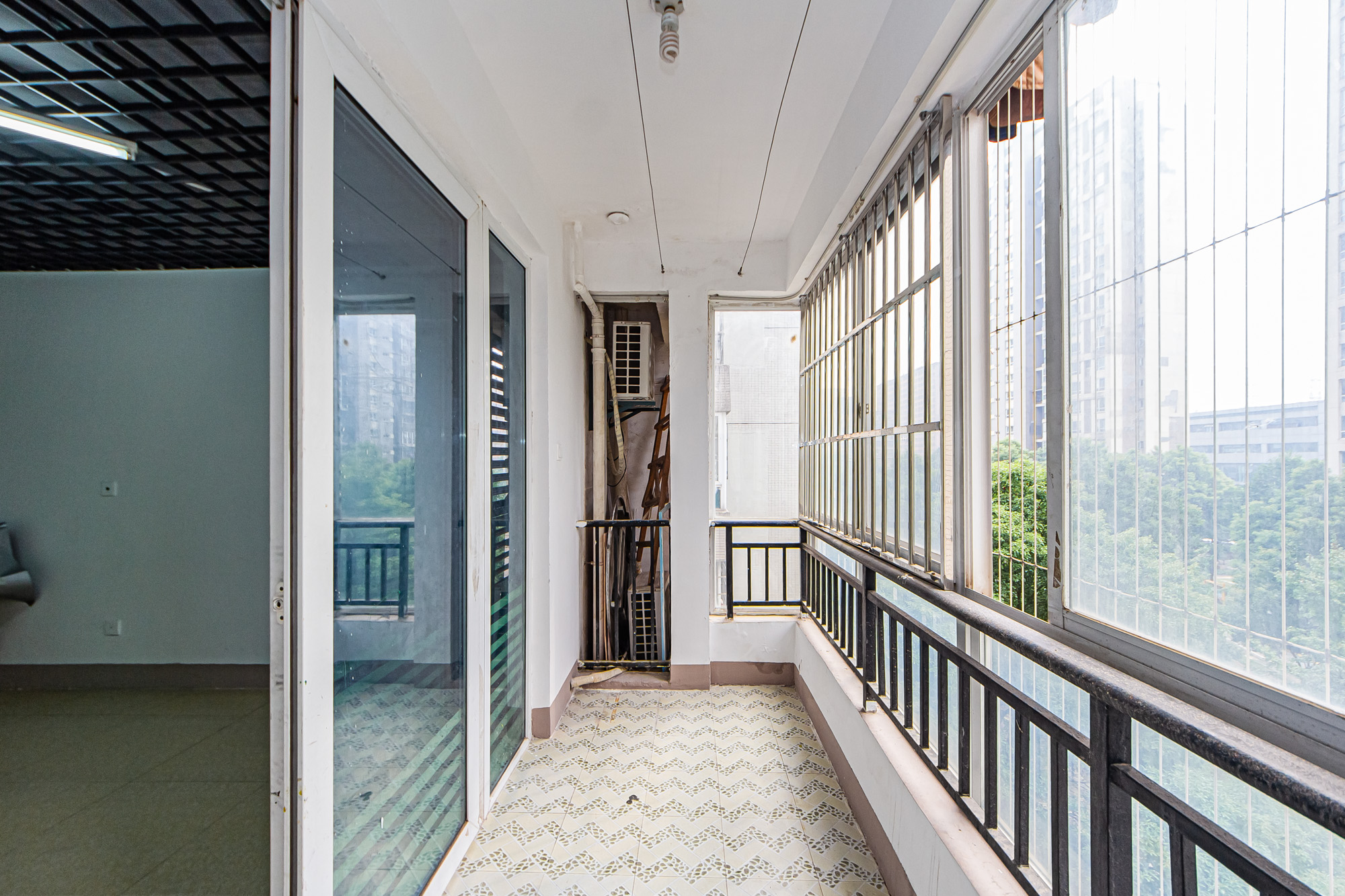 万国城（当代满庭春MOMA）二期  3室2厅2卫   108.00万阳台