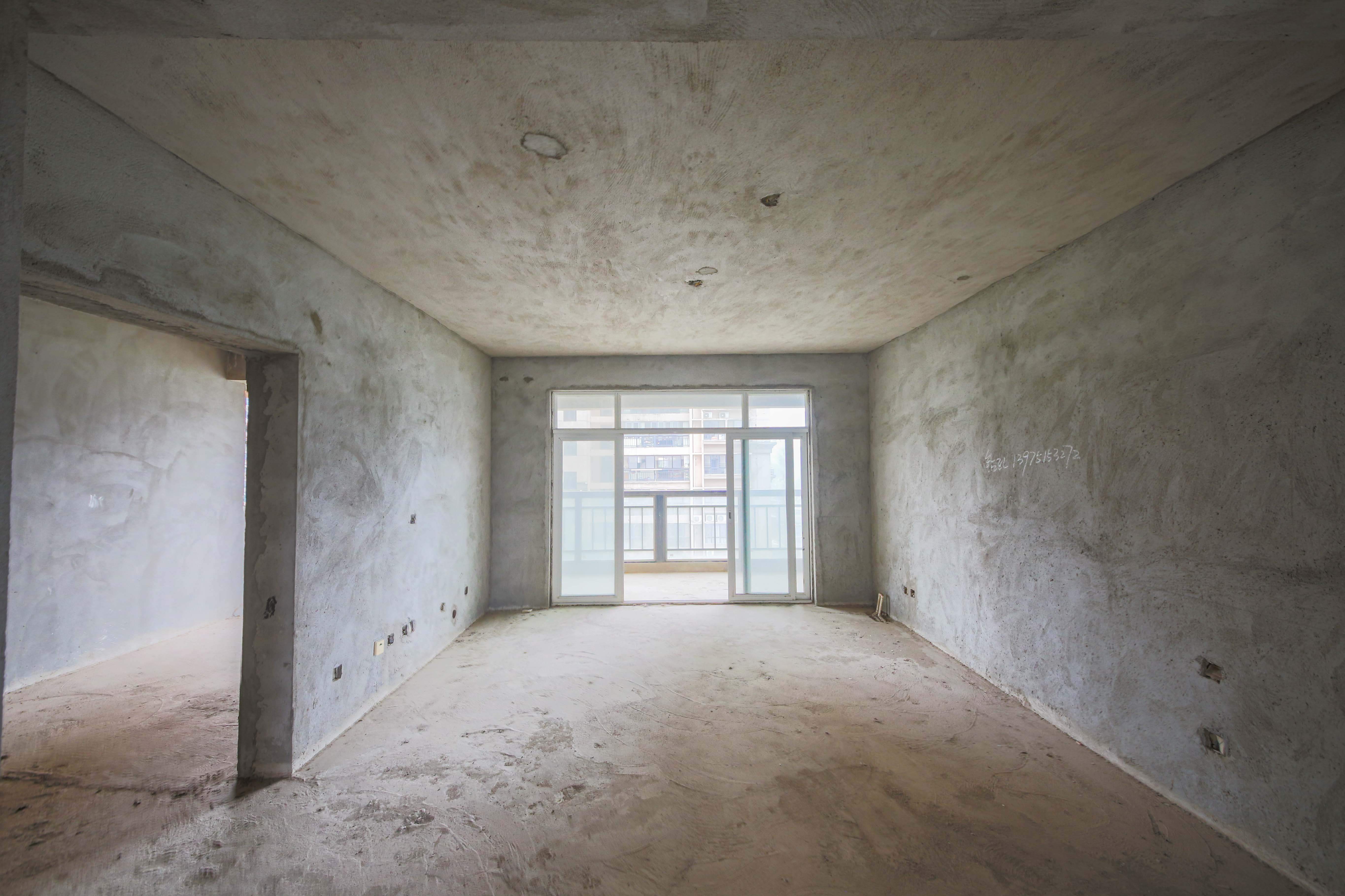 华菱嘉园  4室2厅2卫    198.0万 华菱嘉园  4室2厅2卫    198.0万客厅