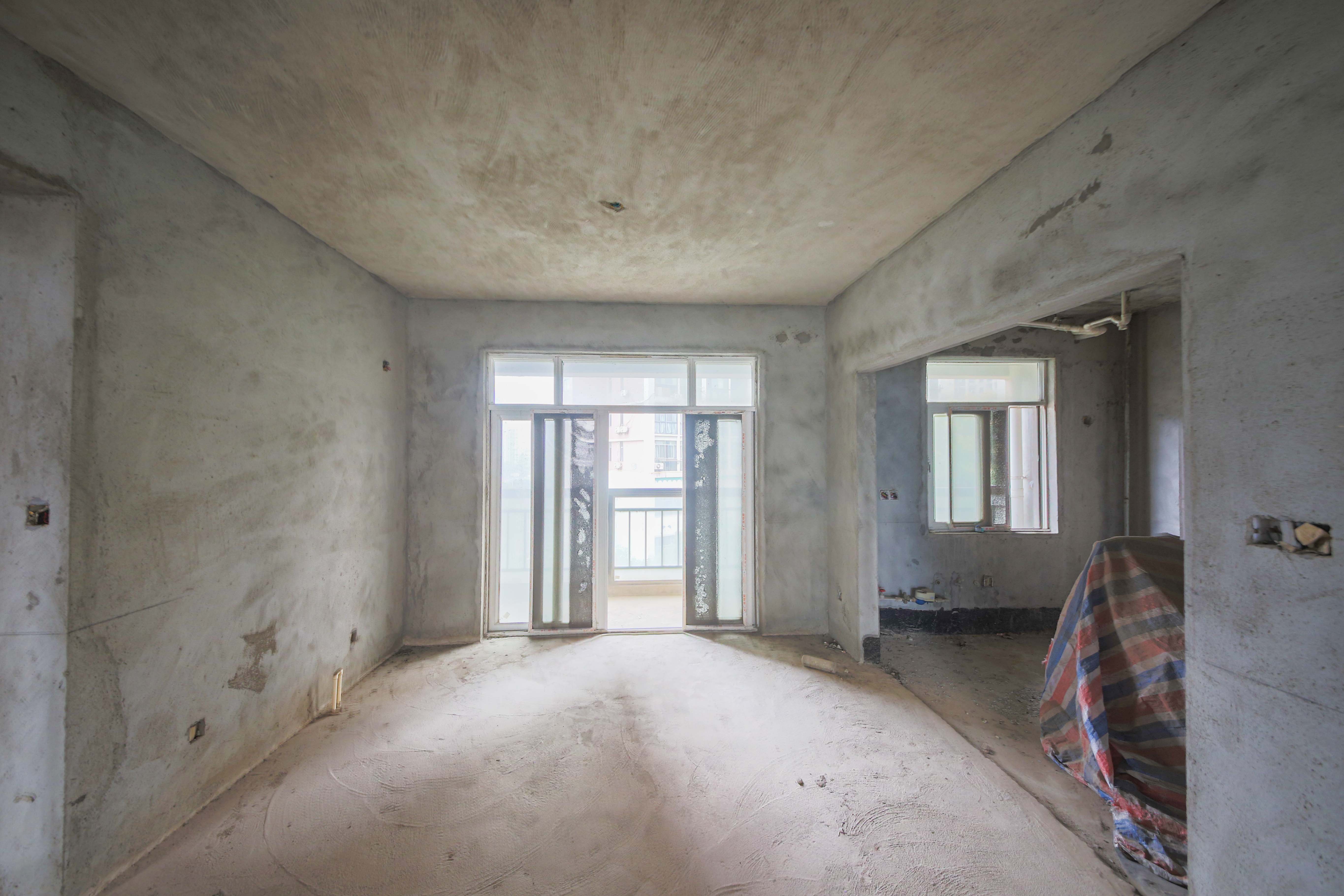 华菱嘉园  4室2厅2卫    198.0万 华菱嘉园  4室2厅2卫    198.0万客厅