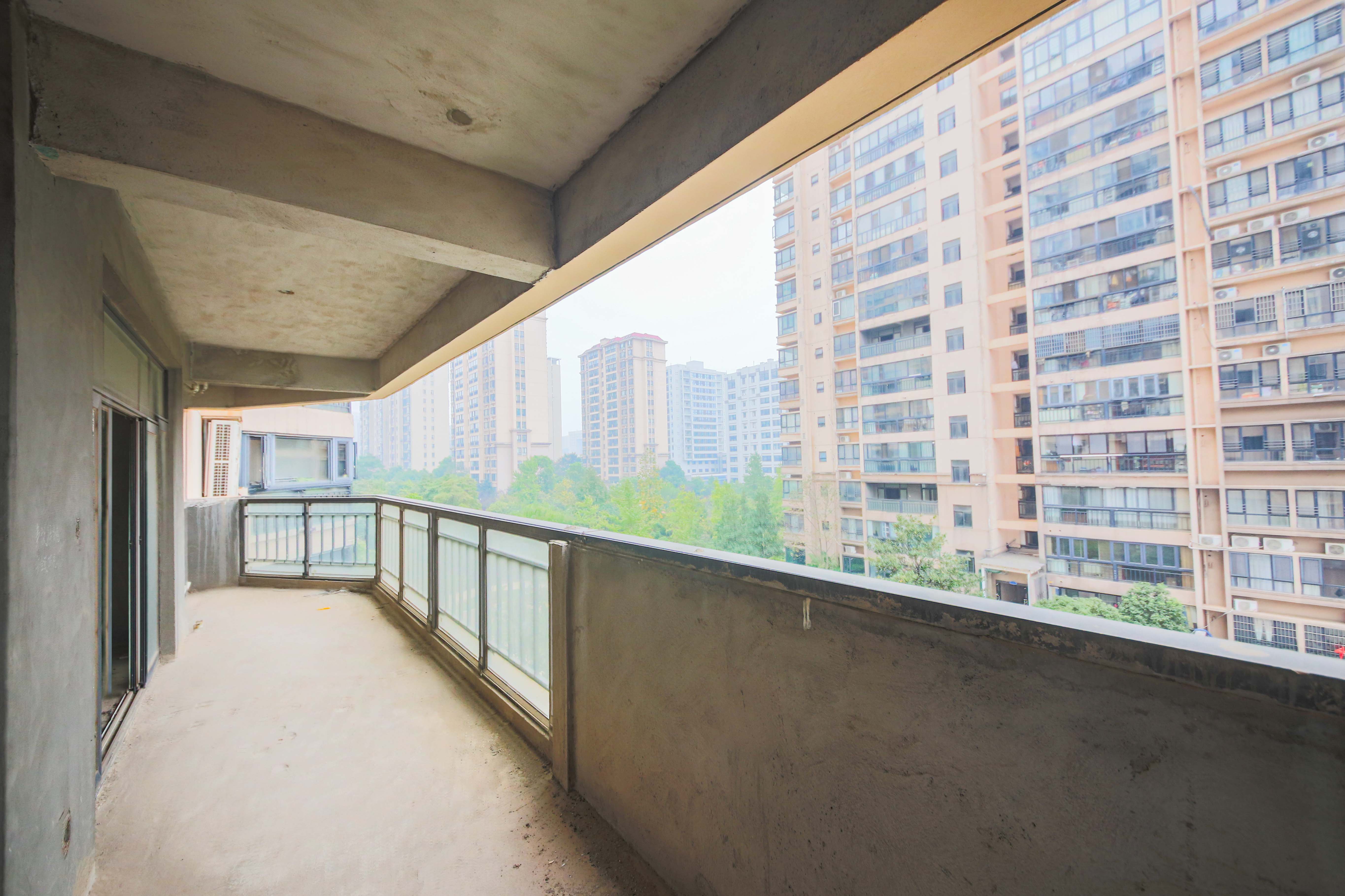 华菱嘉园  4室2厅2卫    198.0万 华菱嘉园  4室2厅2卫    198.0万阳台