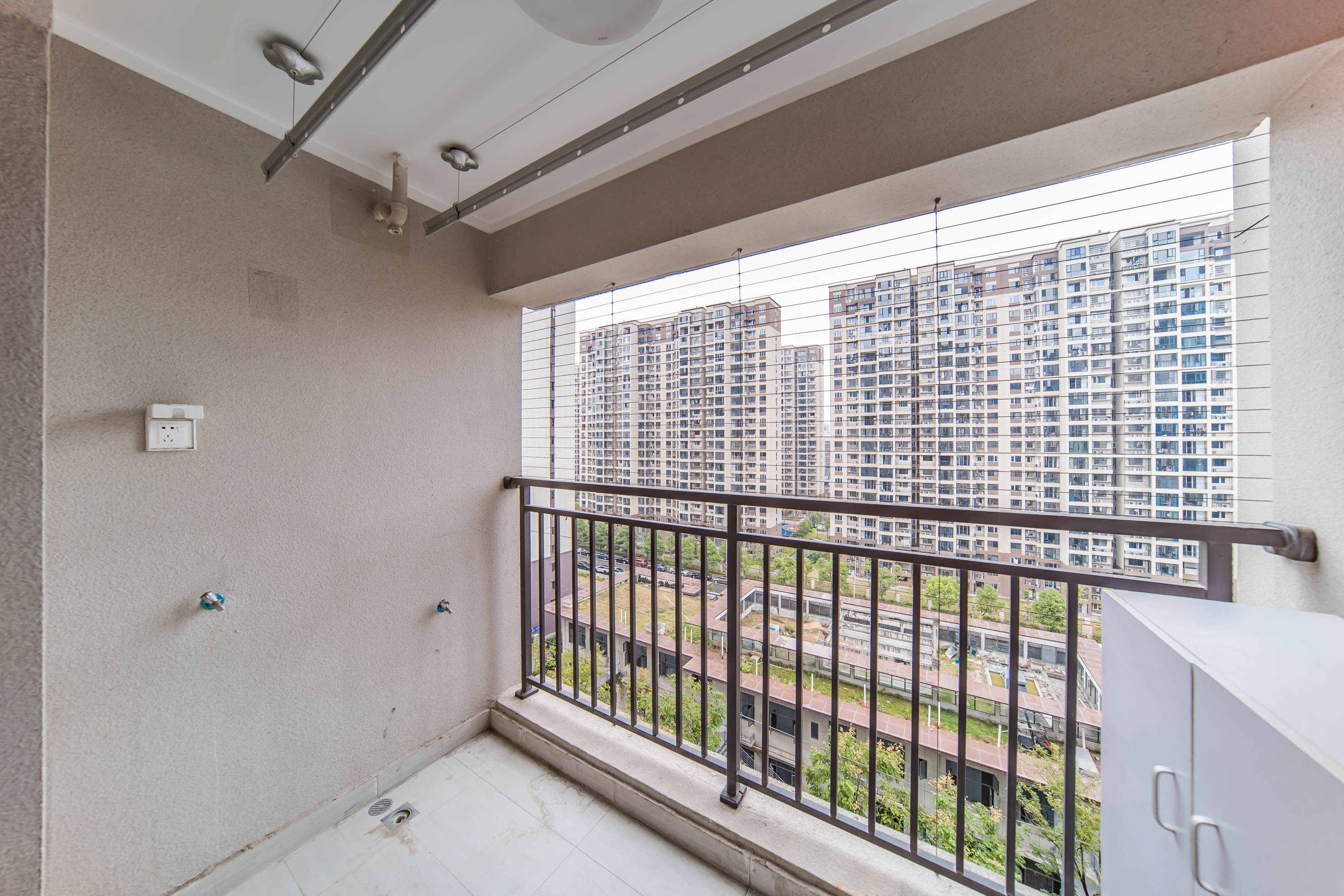 城发恒伟星雅韵(恒伟星辉苑) 4室2厅2卫 210.0万 城发恒伟星雅韵(恒伟星辉苑) 4室2厅2卫 210.0万阳台