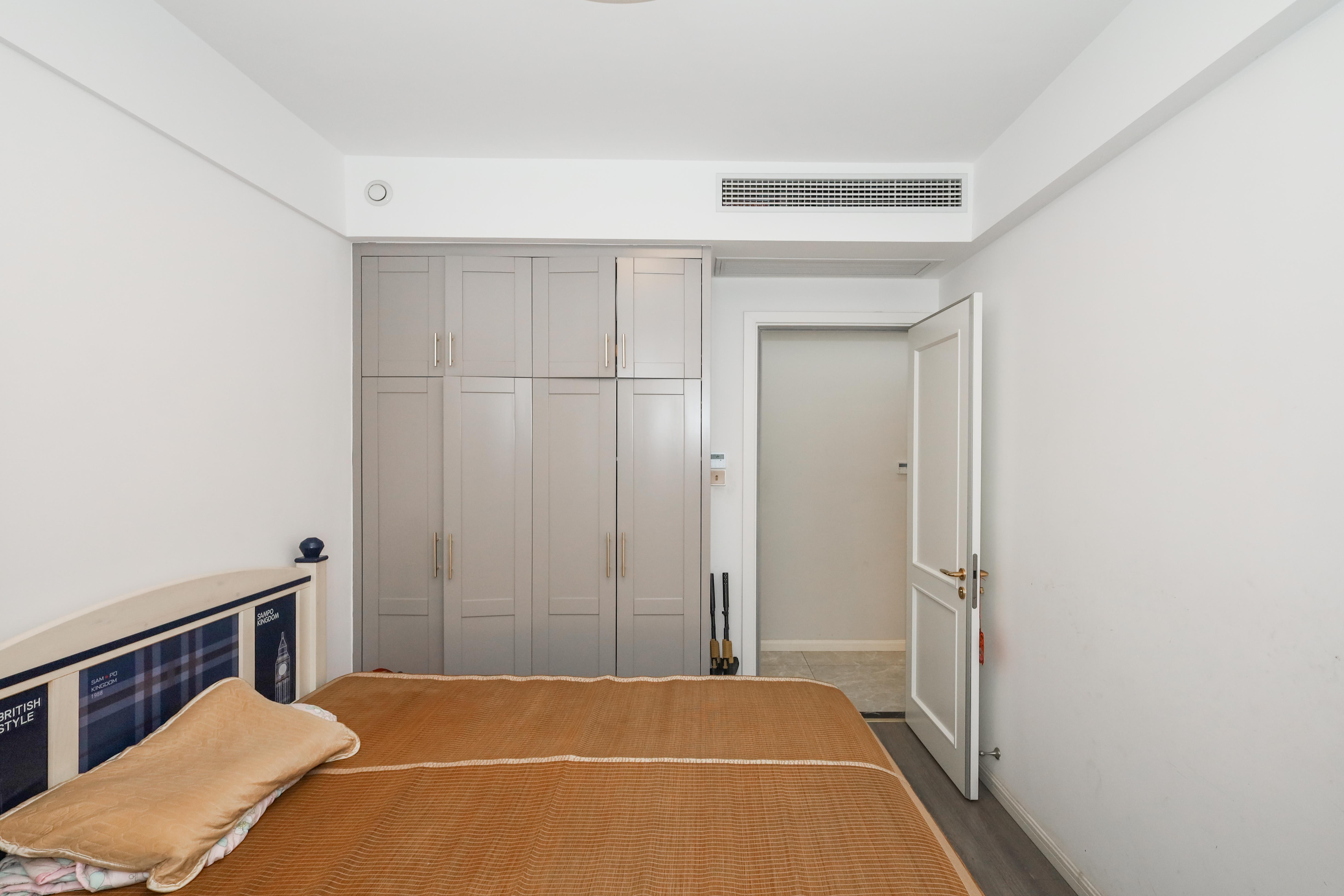 建发央著  3室2厅2卫   220.00万卧室