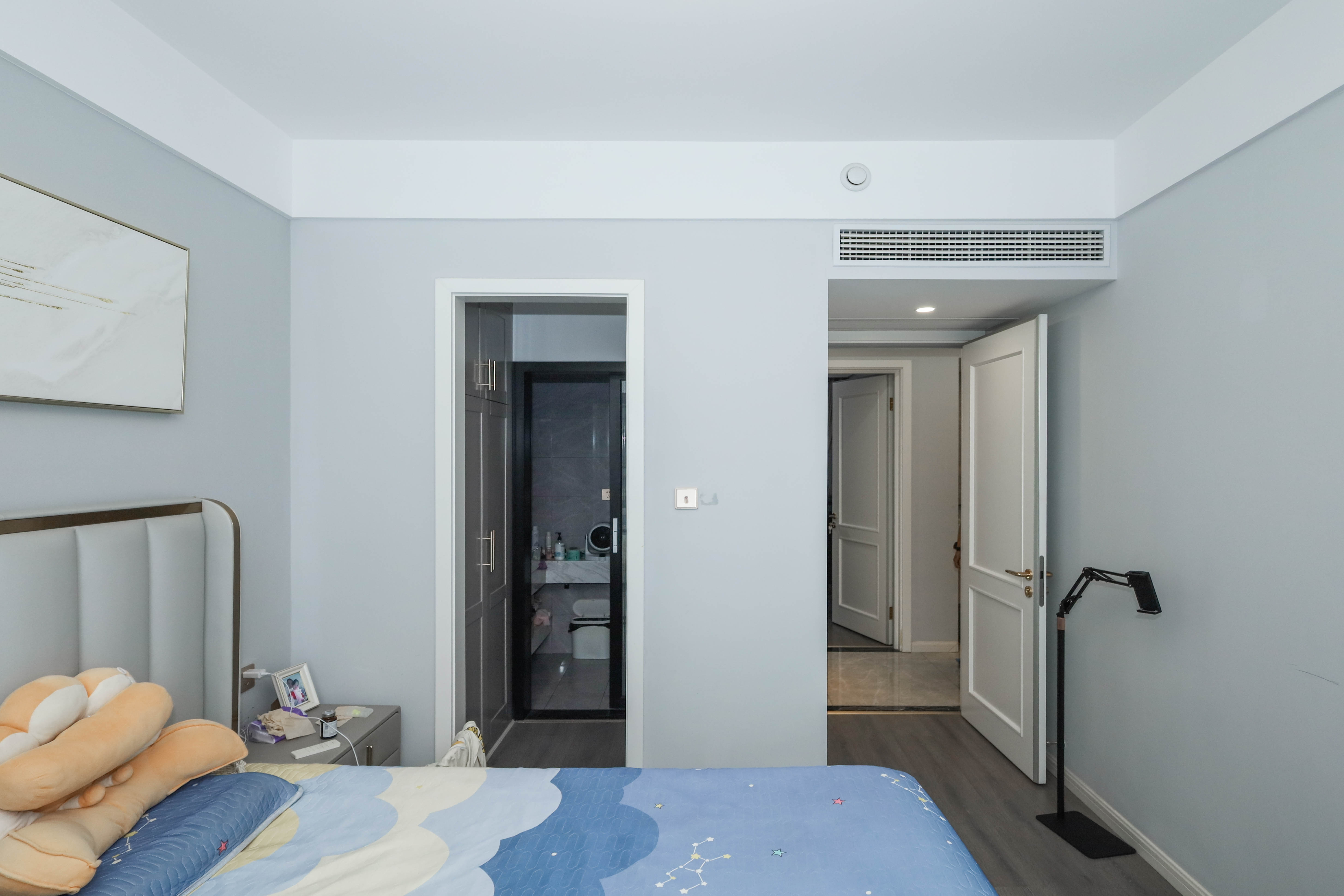 建发央著  3室2厅2卫   220.00万卧室
