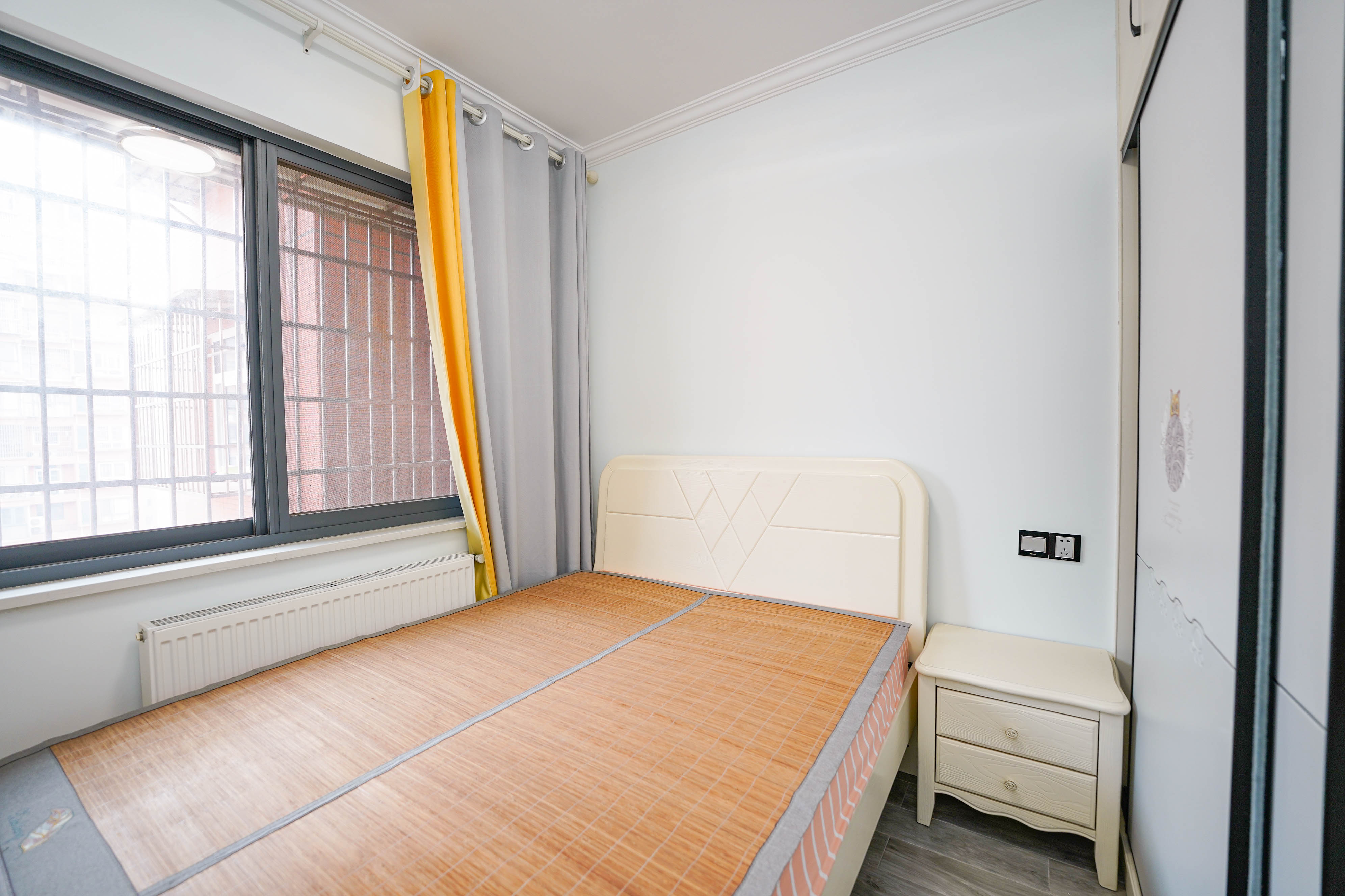 凯富南方鑫城 4室2厅2卫 82.0万 凯富南方鑫城 4室2厅2卫 82.0万卧室