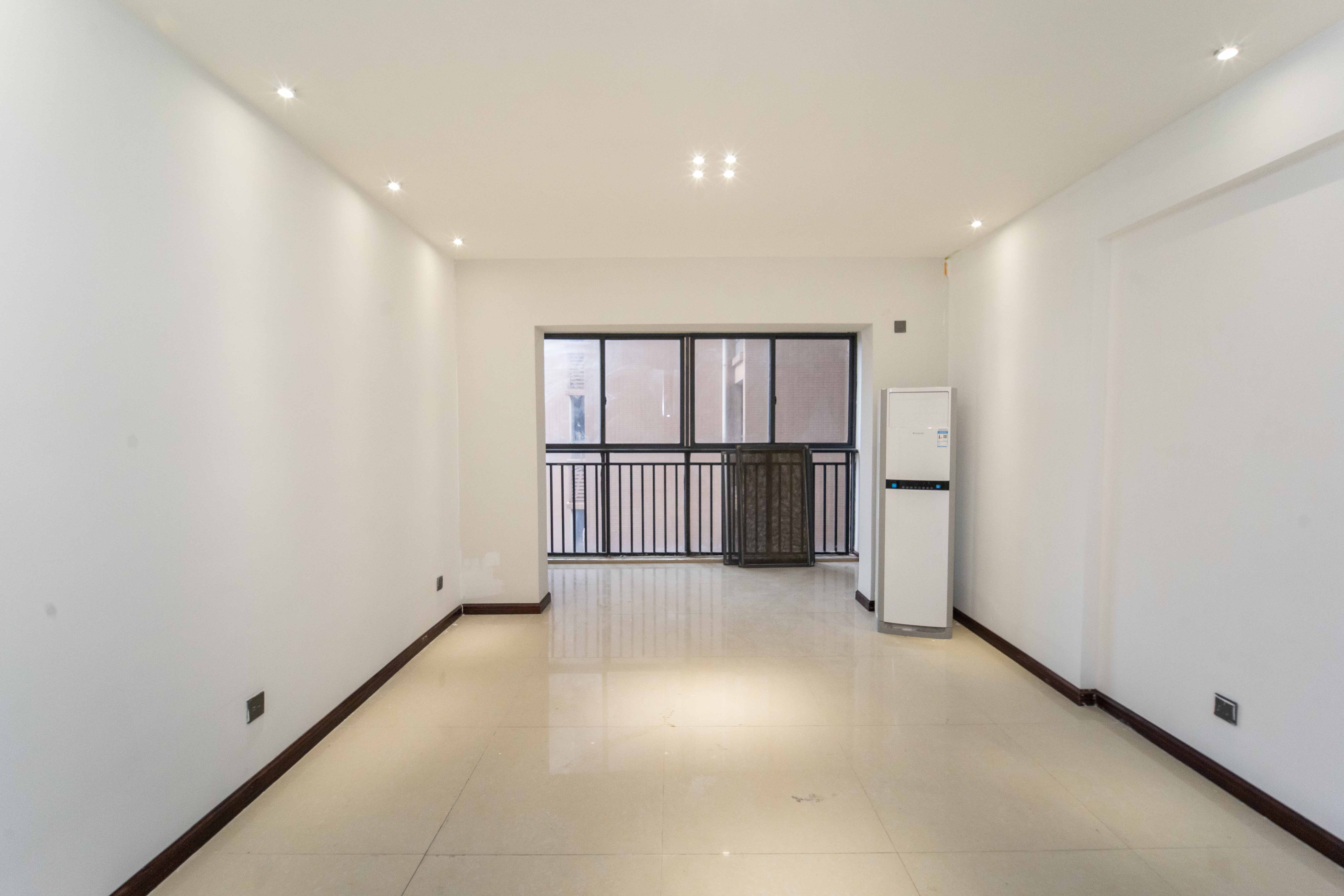 华城广场  2室2厅1卫    84.0万 华城广场  2室2厅1卫    84.0万客厅