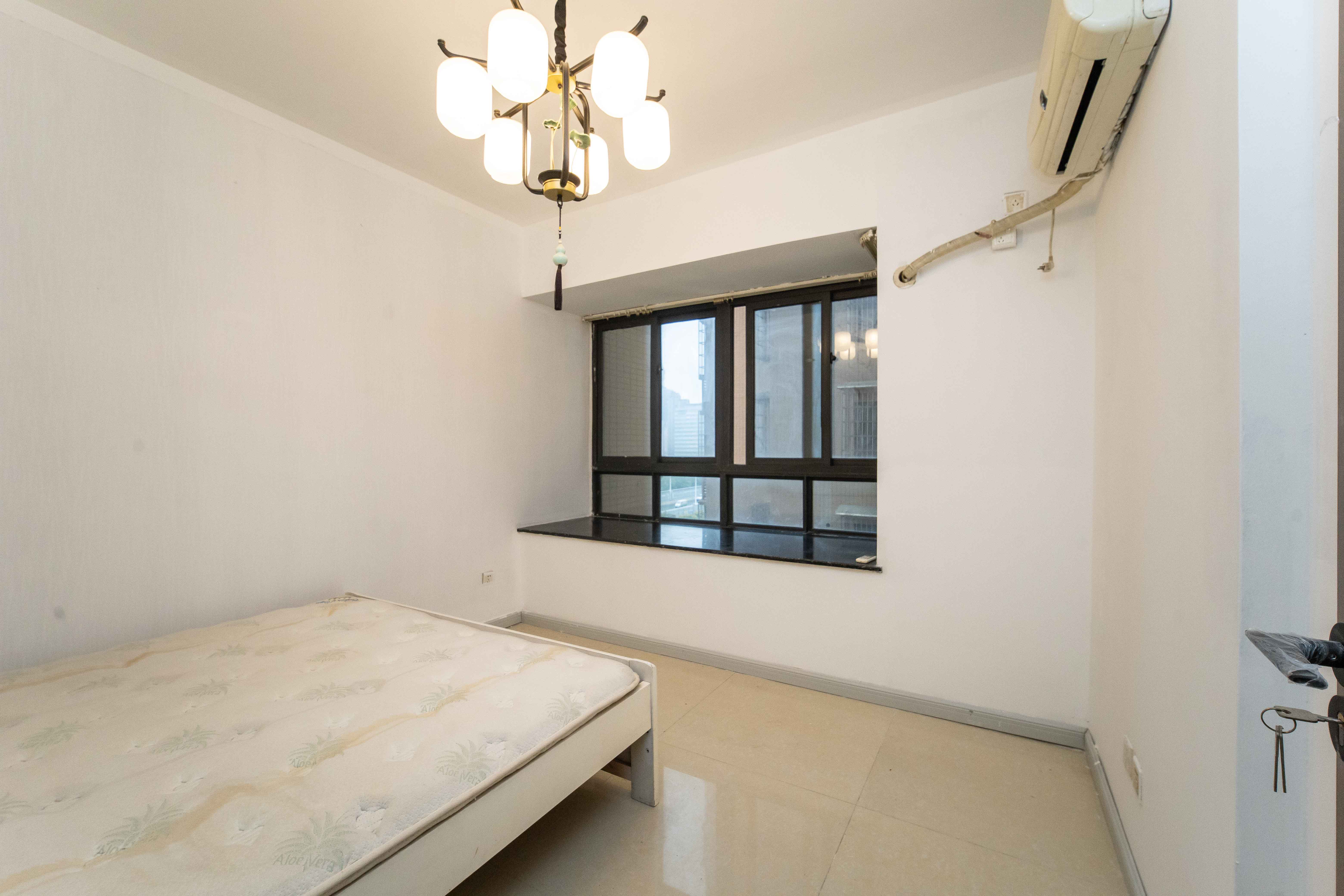 华城广场  2室2厅1卫    84.0万 华城广场  2室2厅1卫    84.0万卧室