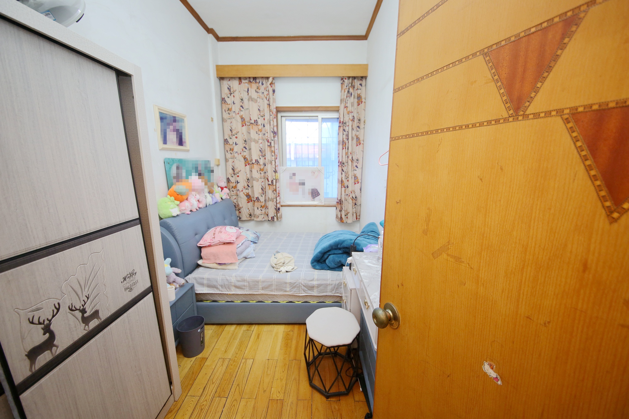 盾华实业（盾华商住楼）  3室2厅2卫   53.00万卧室