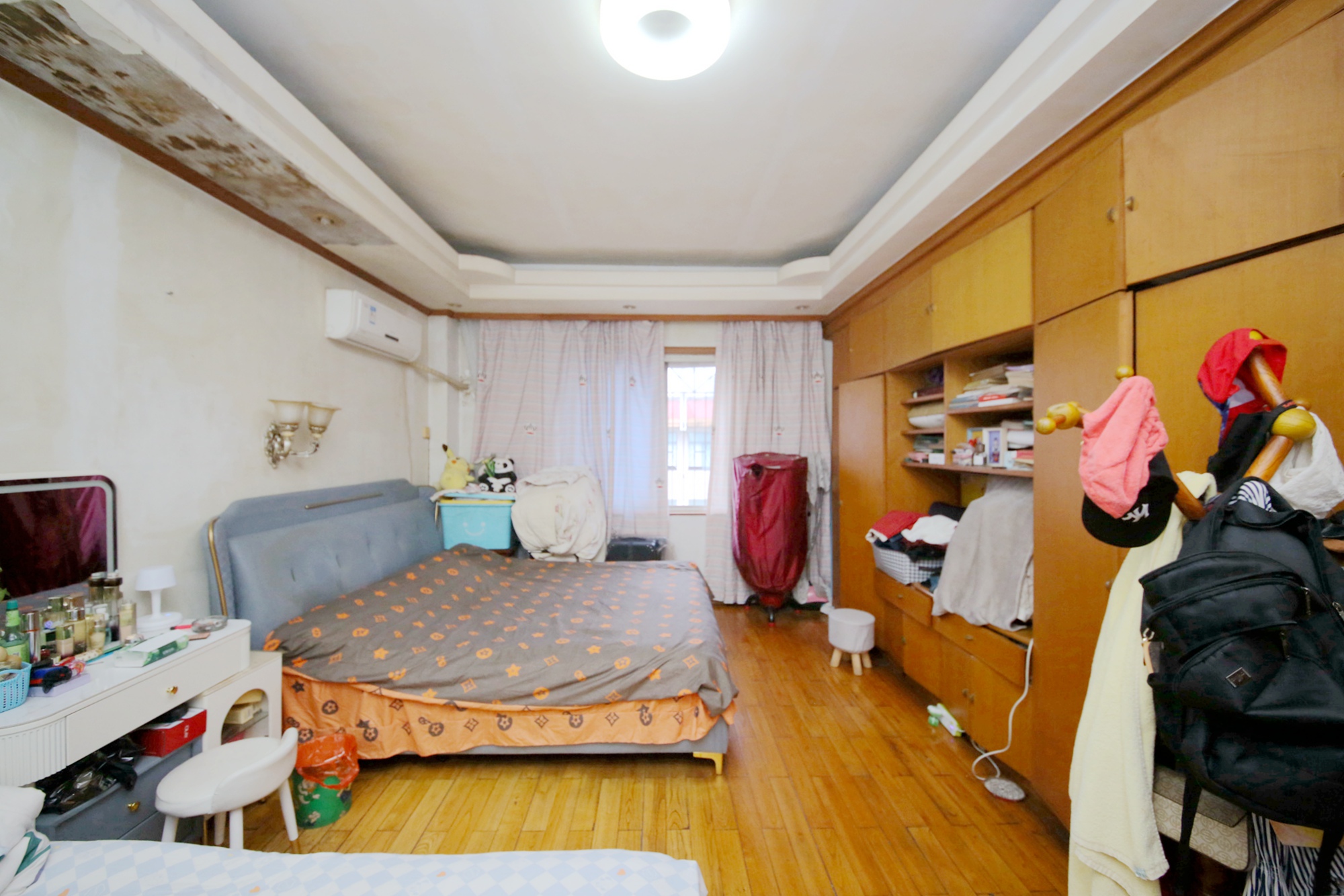 盾华实业（盾华商住楼）  3室2厅2卫   53.00万卧室