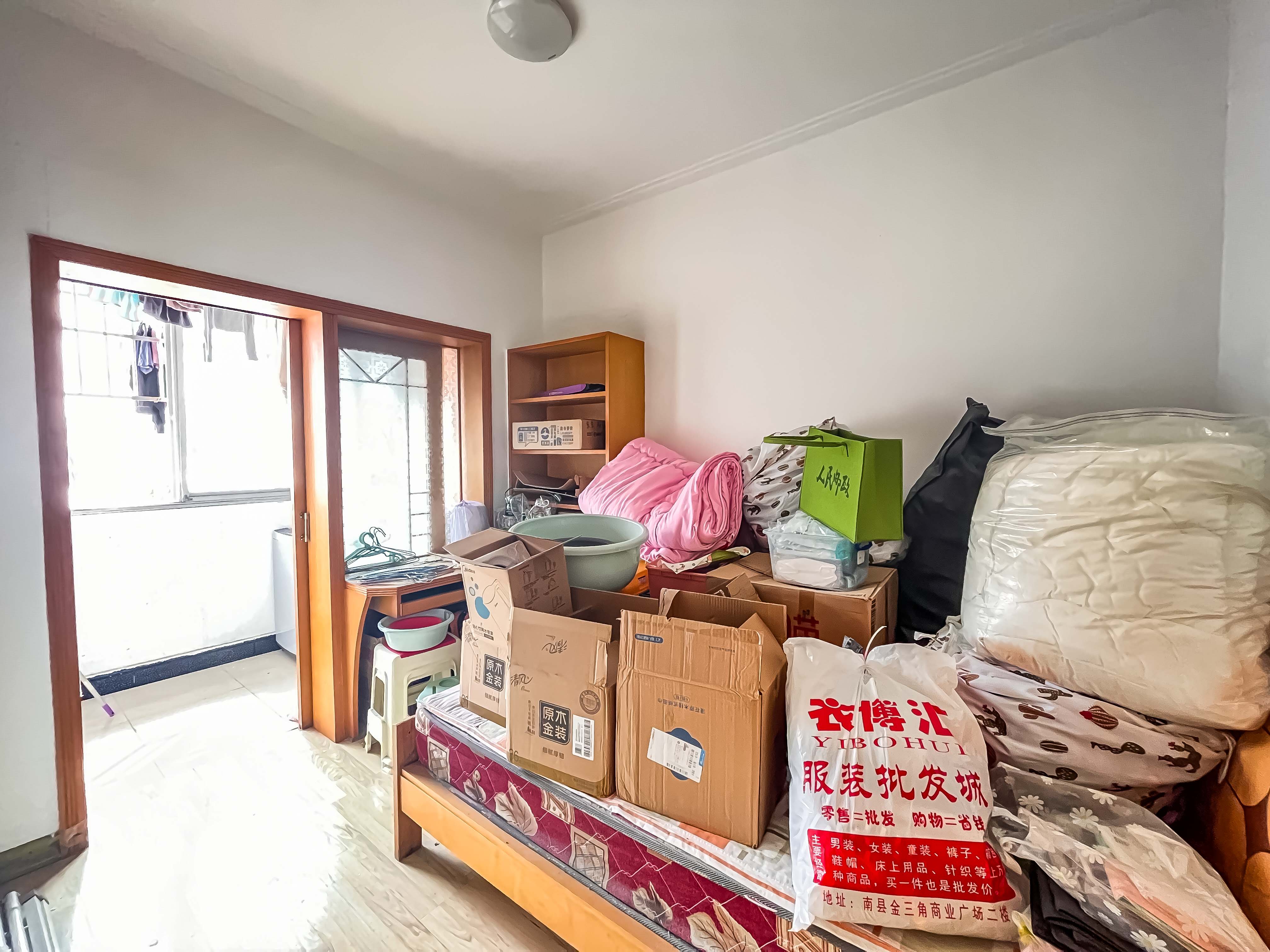 长华小区  3室2厅1卫   52.00万卧室
