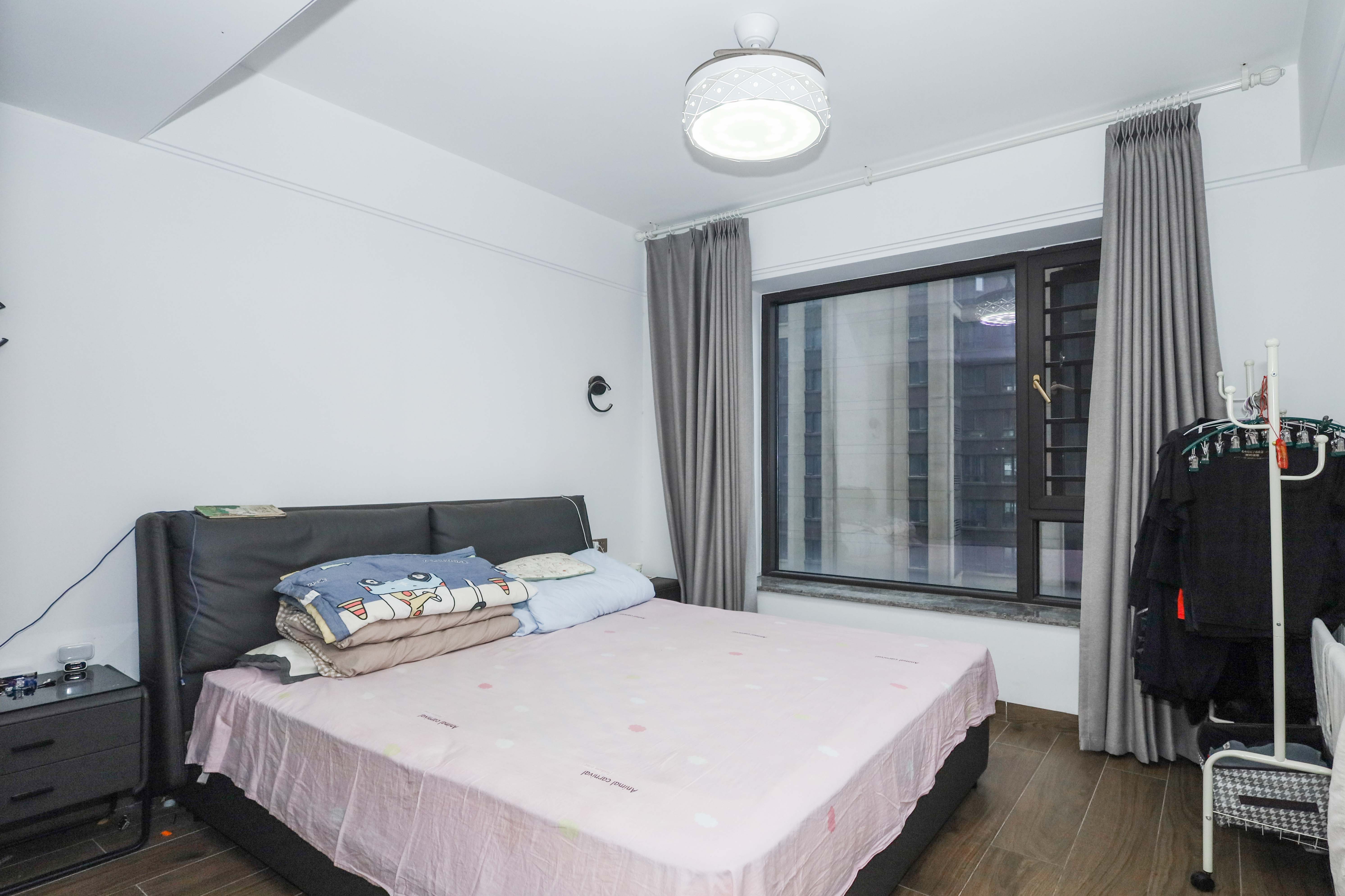 建发央著  4室2厅2卫   266.00万卧室