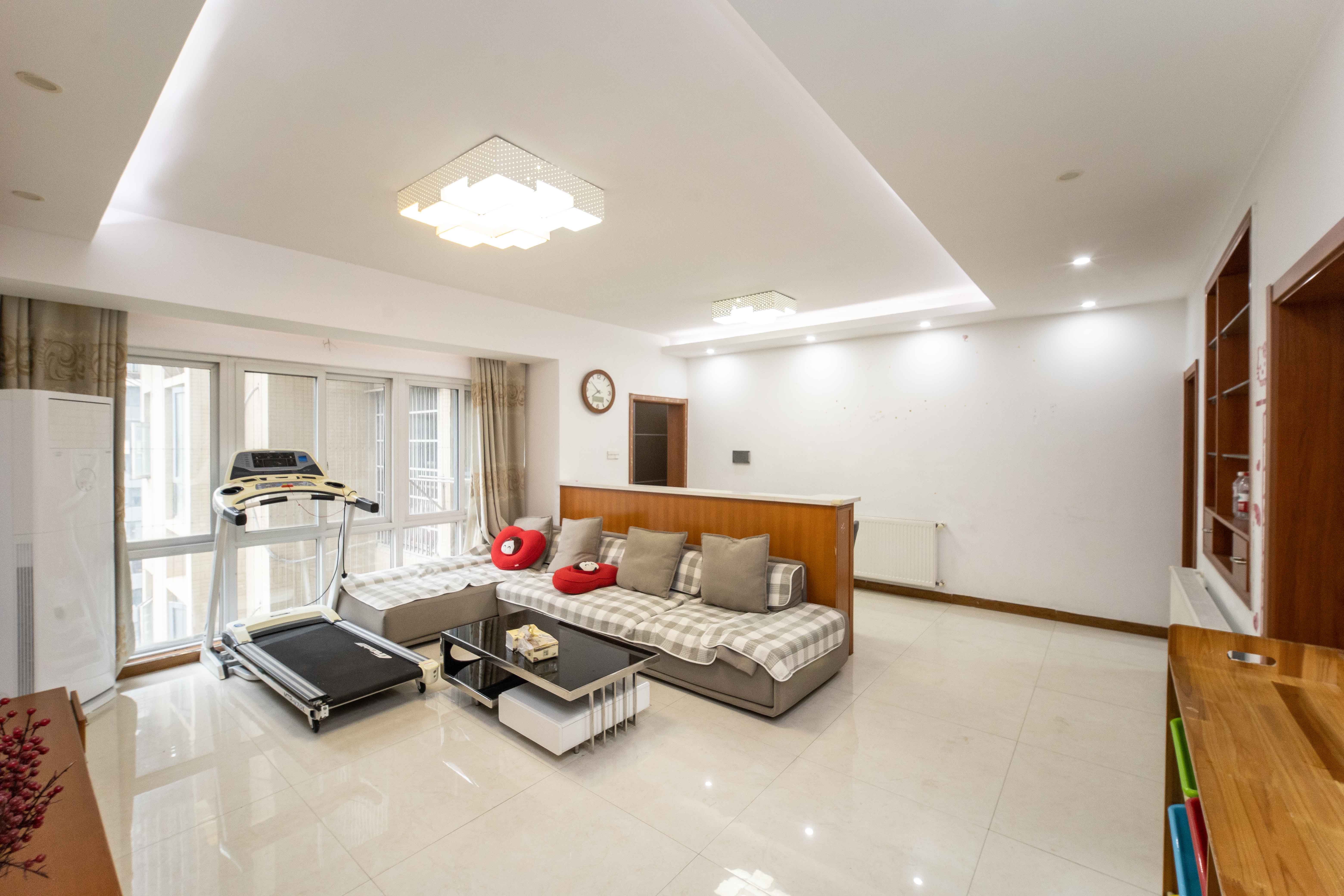 泊爱蓝湾  3室2厅1卫    95.0万 泊爱蓝湾  3室2厅1卫    95.0万客厅