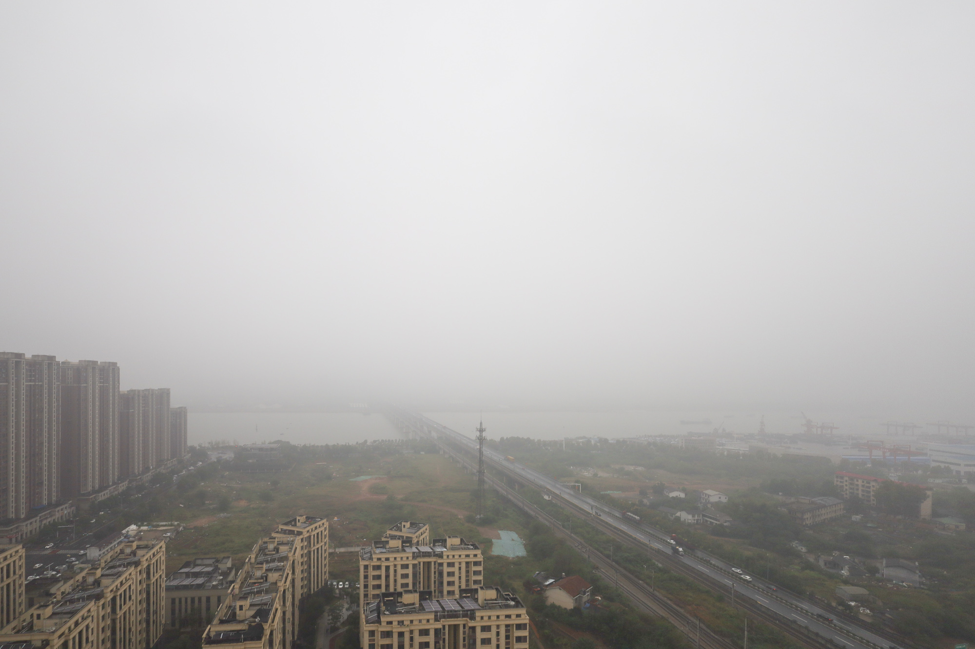 绿地海外滩二期  3室2厅2卫   98.00万其他