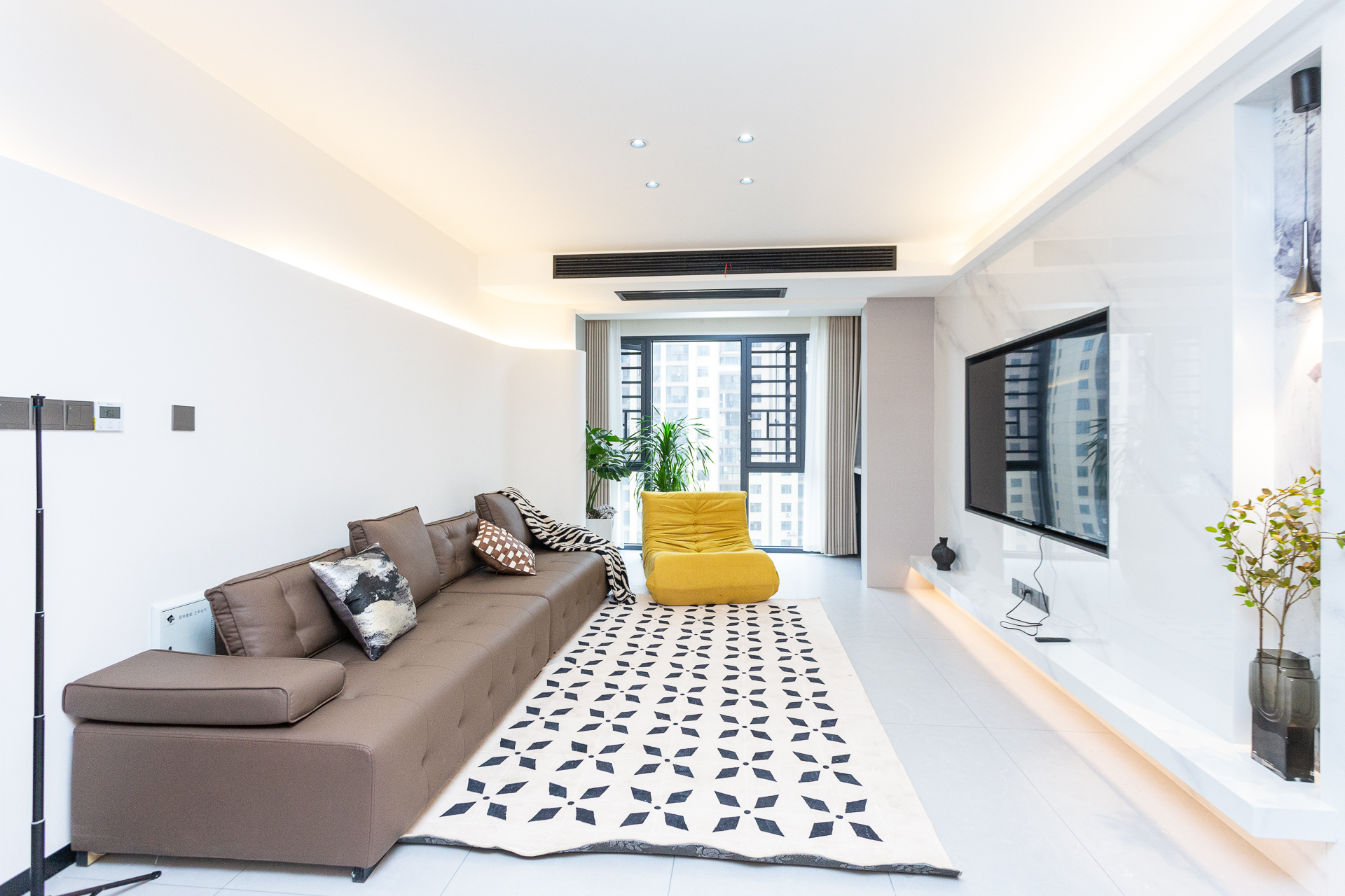 乾源国际  3室2厅2卫    95.7万客厅