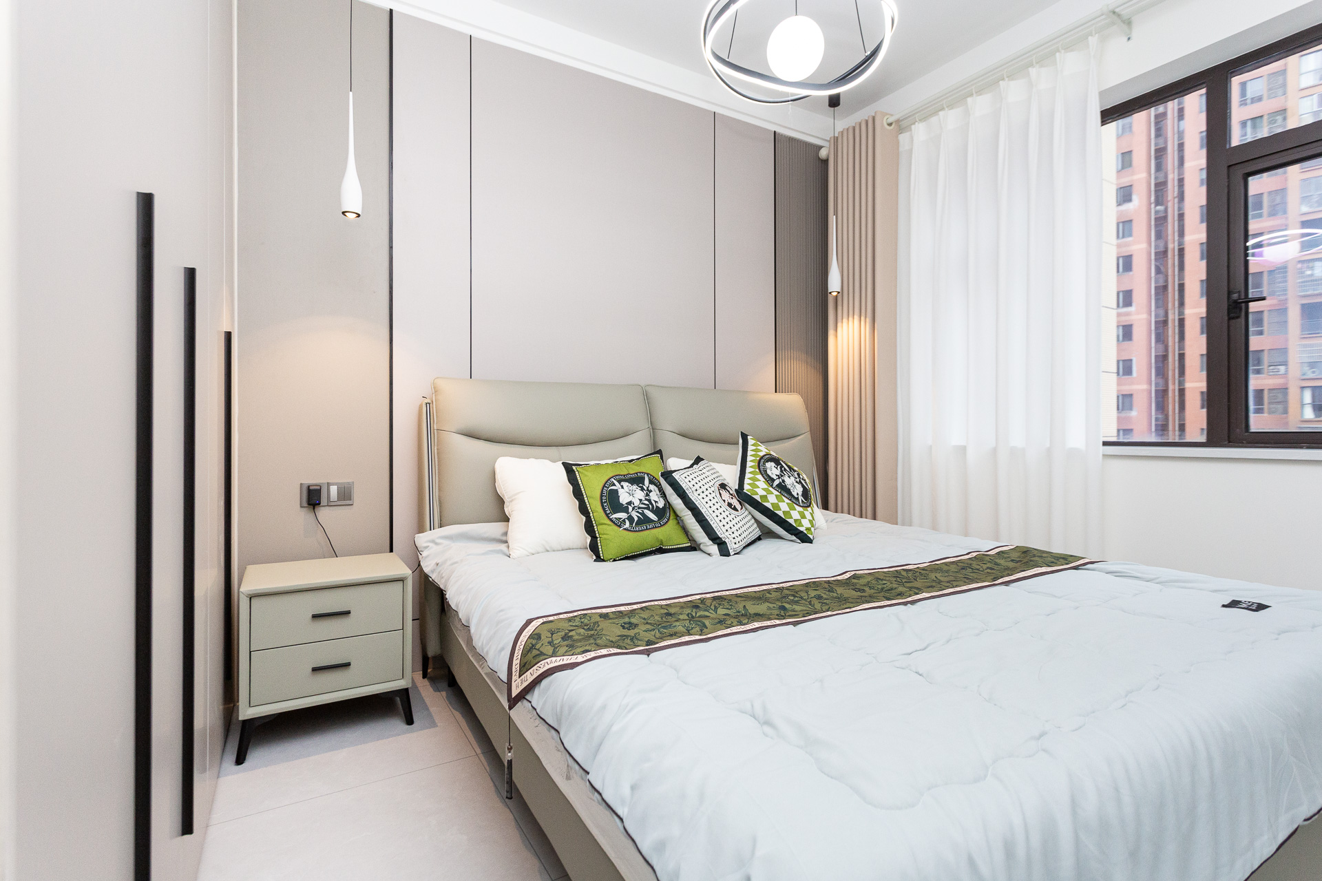 乾源国际  3室2厅2卫    95.7万卧室