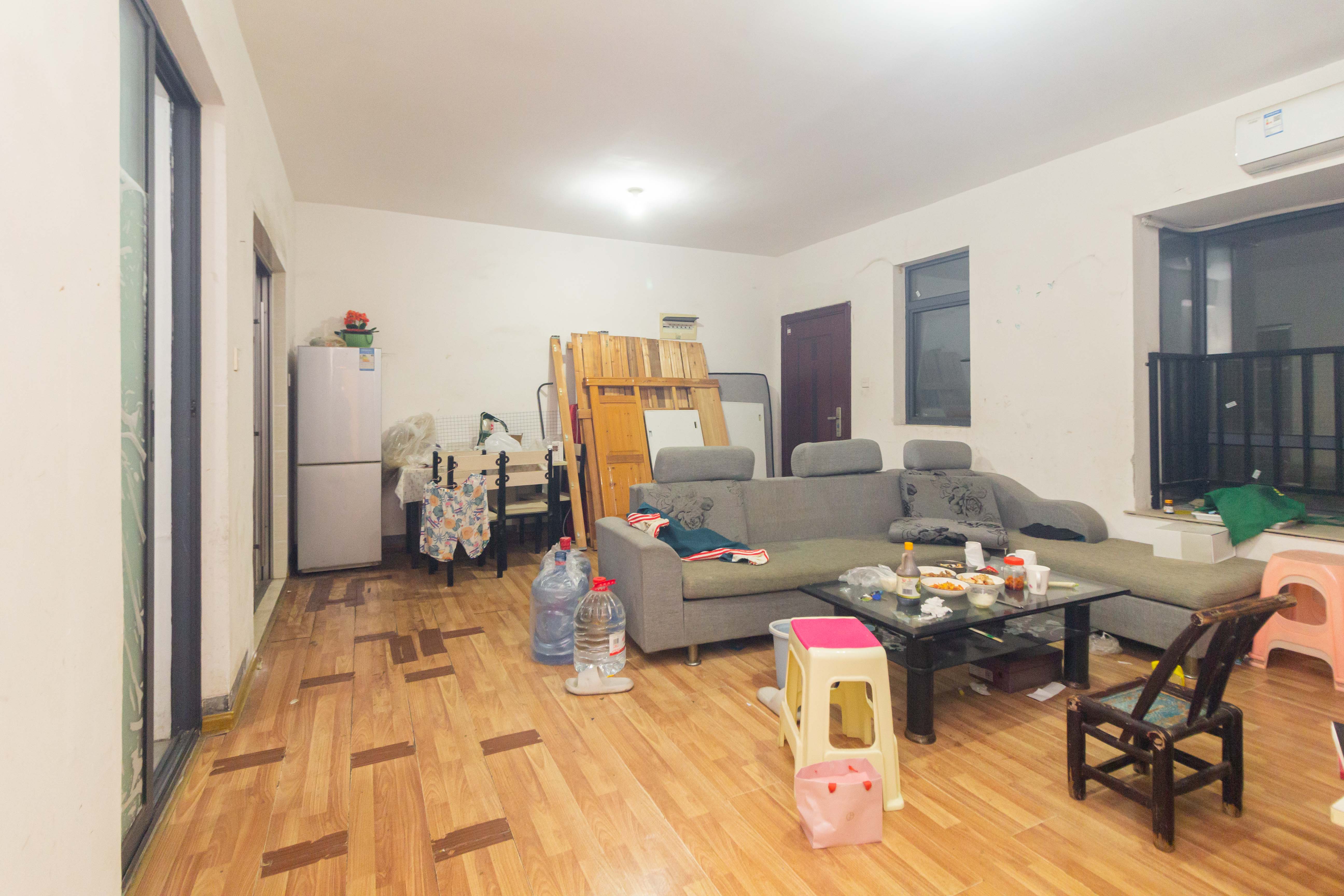 中国铁建国际城一期  3室2厅1卫    49.8万 中国铁建国际城一期  3室2厅1卫    49.8万客厅